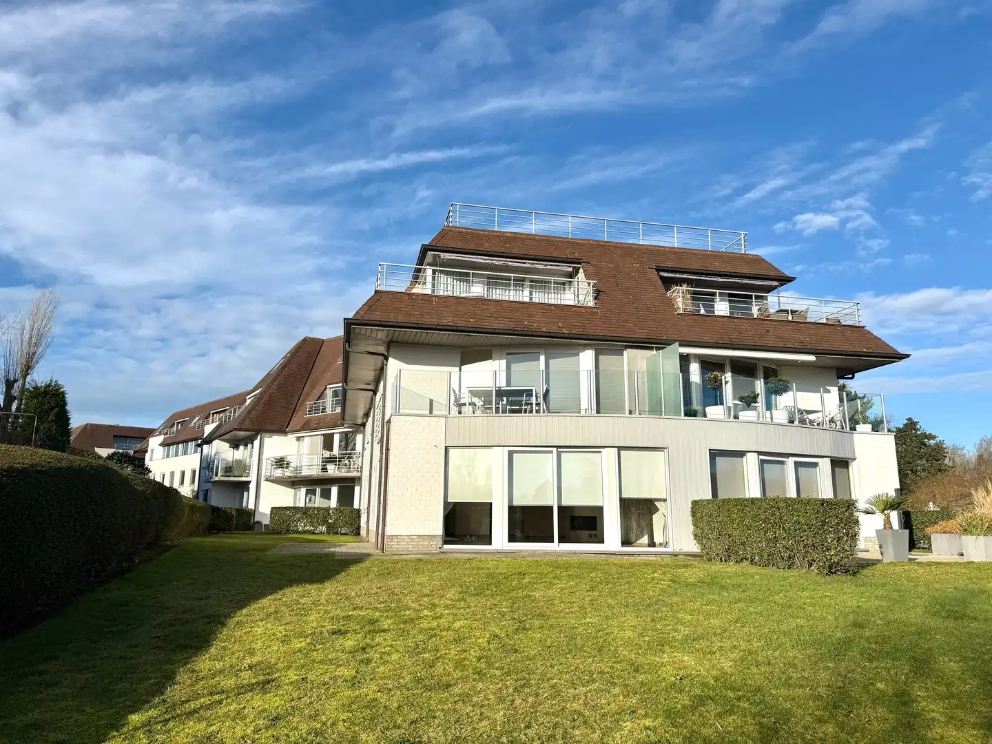 Ruim appartement met zonnig terras en tuintje. foto {{pictureIndex}}