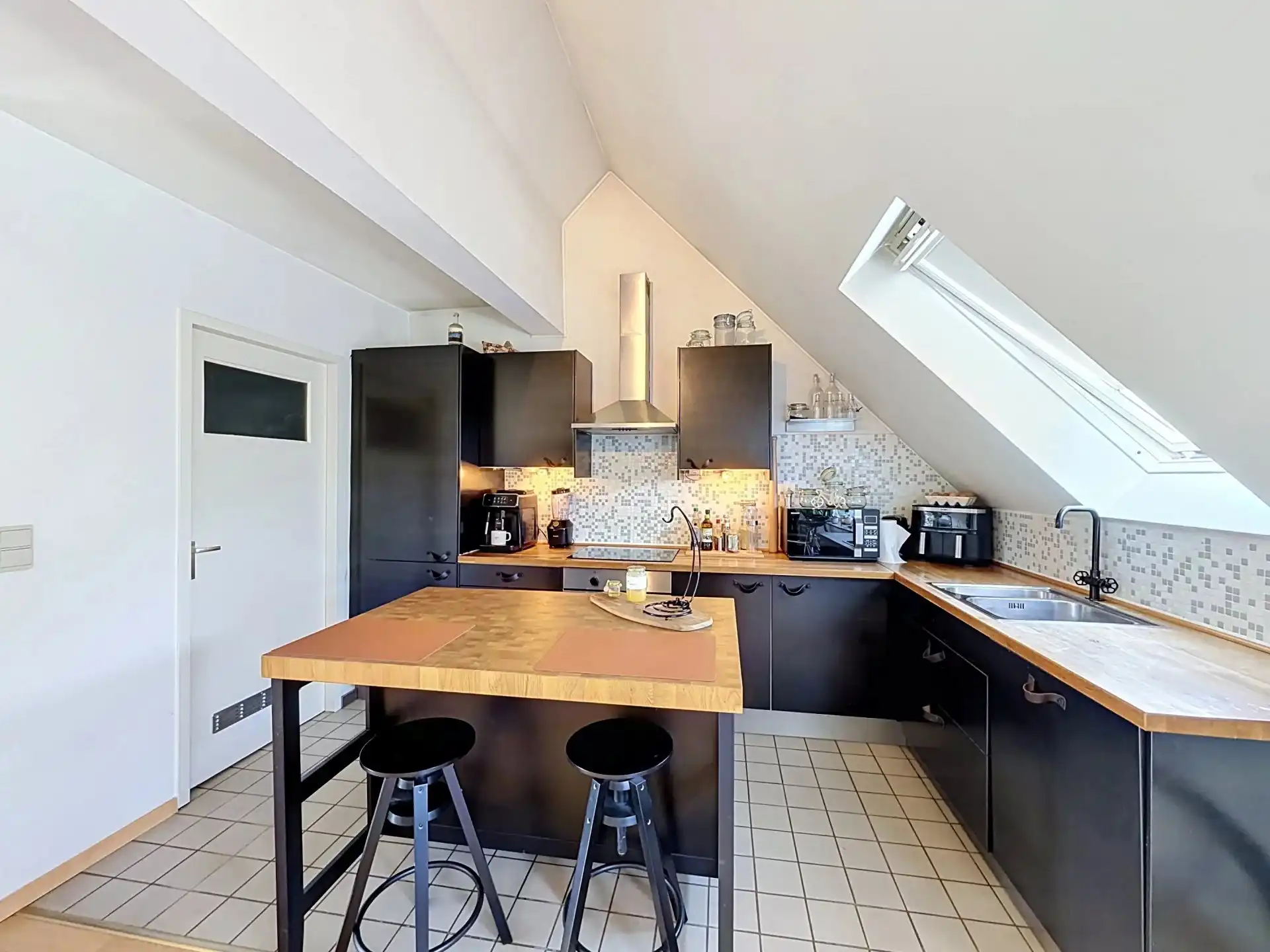 Gezellig en ruim duplex appartement in hartje Lommel met staanplaats. foto 11