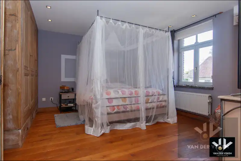 Volledig gerenoveerde, instapklare hoeve met authentieke elementen en sfeer in het hart van Haspengouw - een charmante woning én een ideale locatie om uw evenementenlocatie, B&B, kantoor, ... te vestigen! foto 13