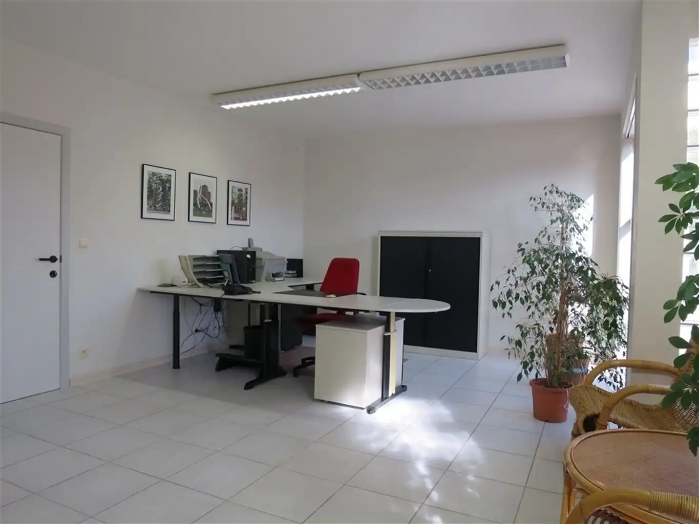 Gelijkvloerse handels/kantoorruimte,veel parkeergelegenheid. foto 5