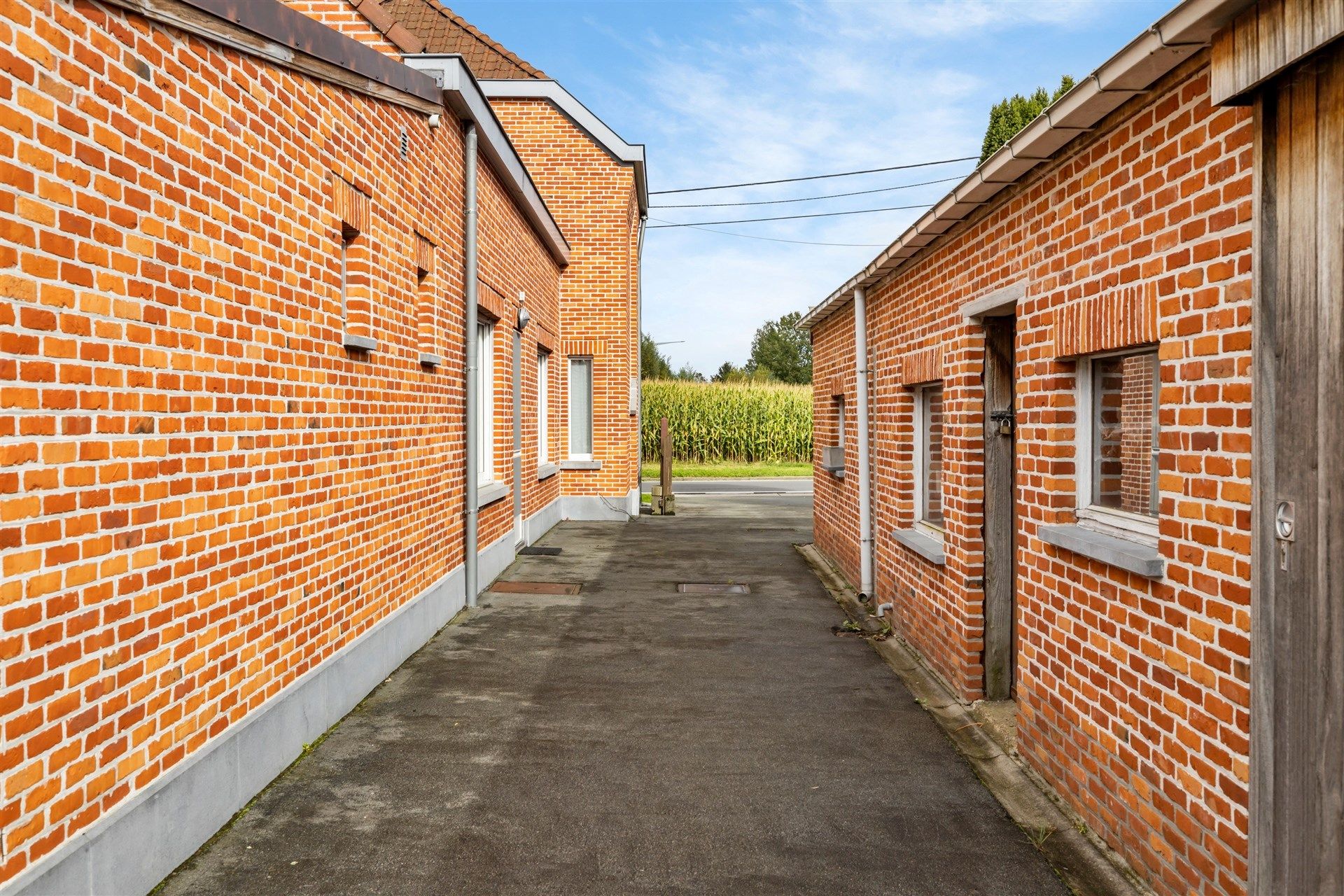 Instapklare gezinswoning met paardenstal en weide op een perceel van 2.639m² foto 21