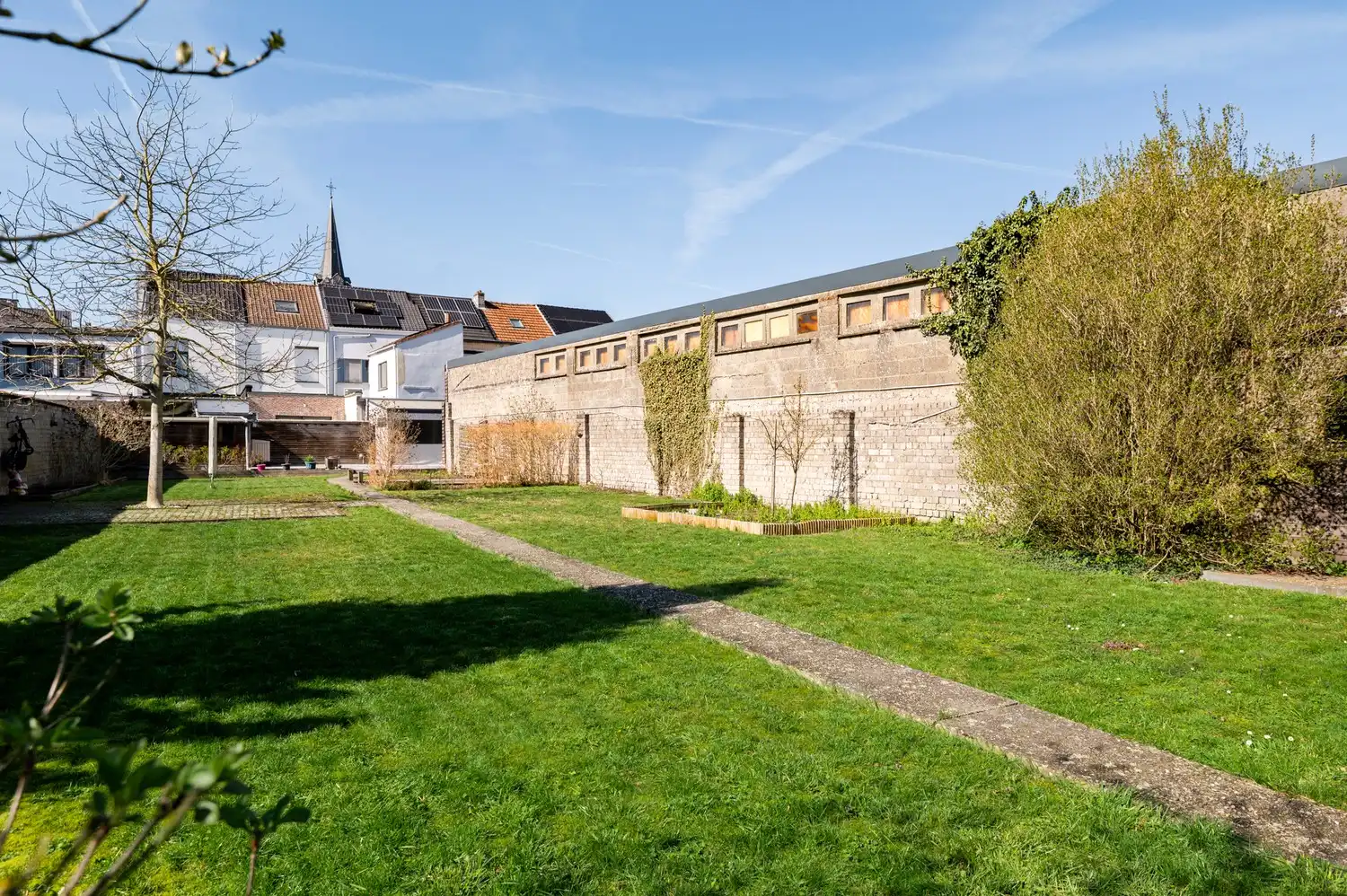 Ruime woning met 3 tot 4 slaapkamers en 3 autostaanplaatsen in een rustige straat foto 18