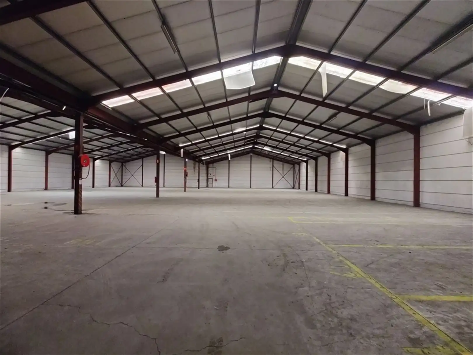 Te Huur magazijn met buitenopslagruimte foto 2