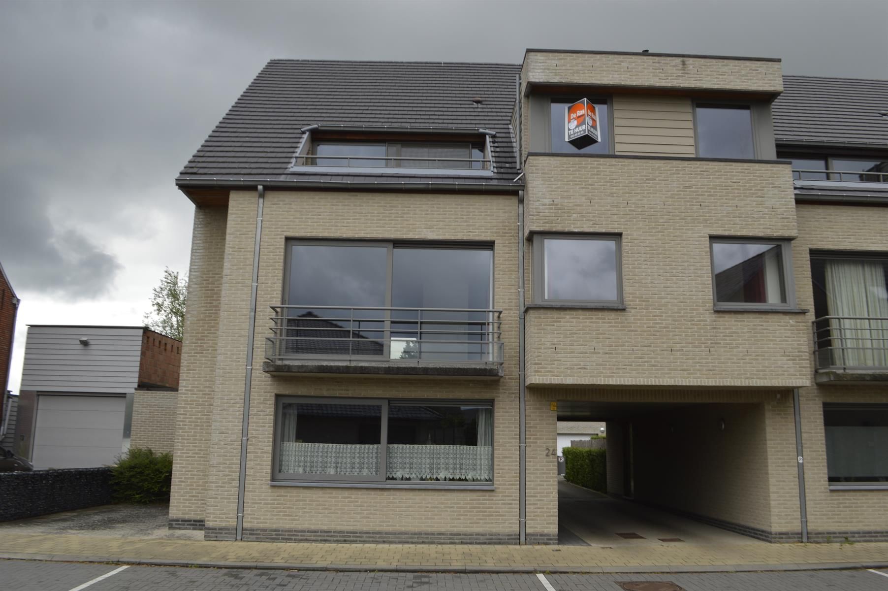 WICHELEN - Ruim duplexappartement vlakbij het station. foto {{pictureIndex}}