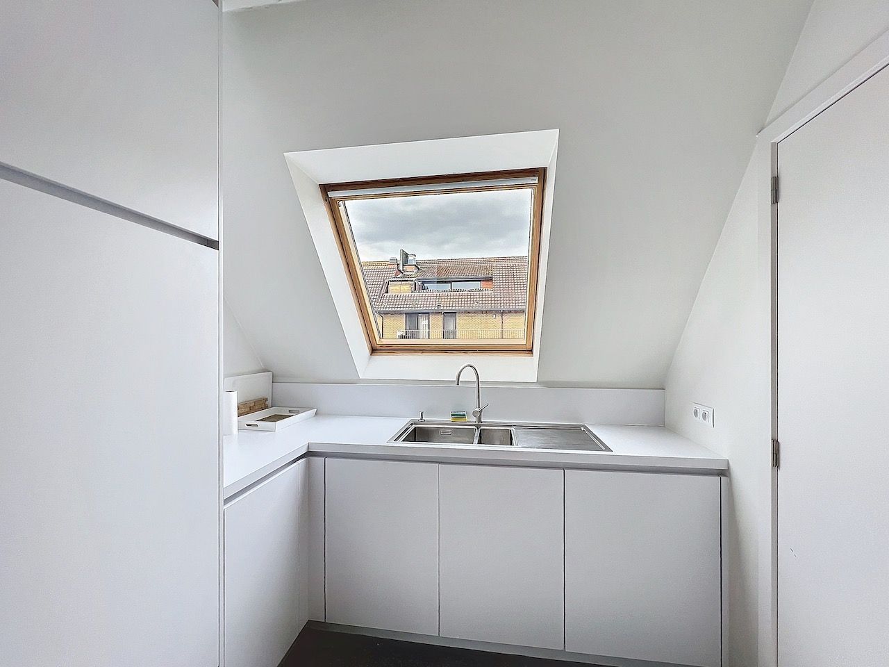 Ruim duplex dakappartement met twee slaapkamers, centraal gelegen. foto 12