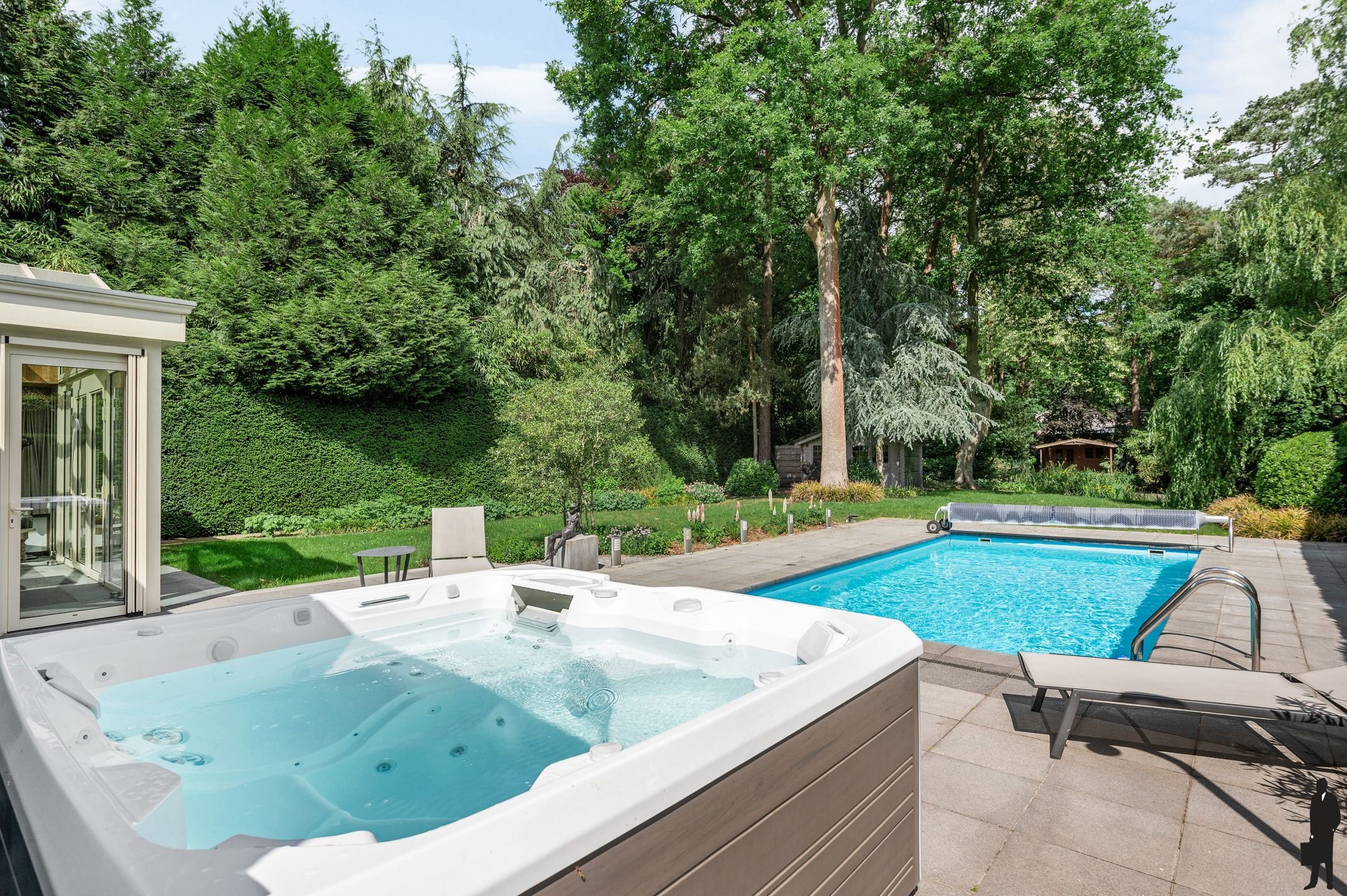 Stijlvol gerenoveerde villa met schitterende tuin en verwarmd zwembad foto 4