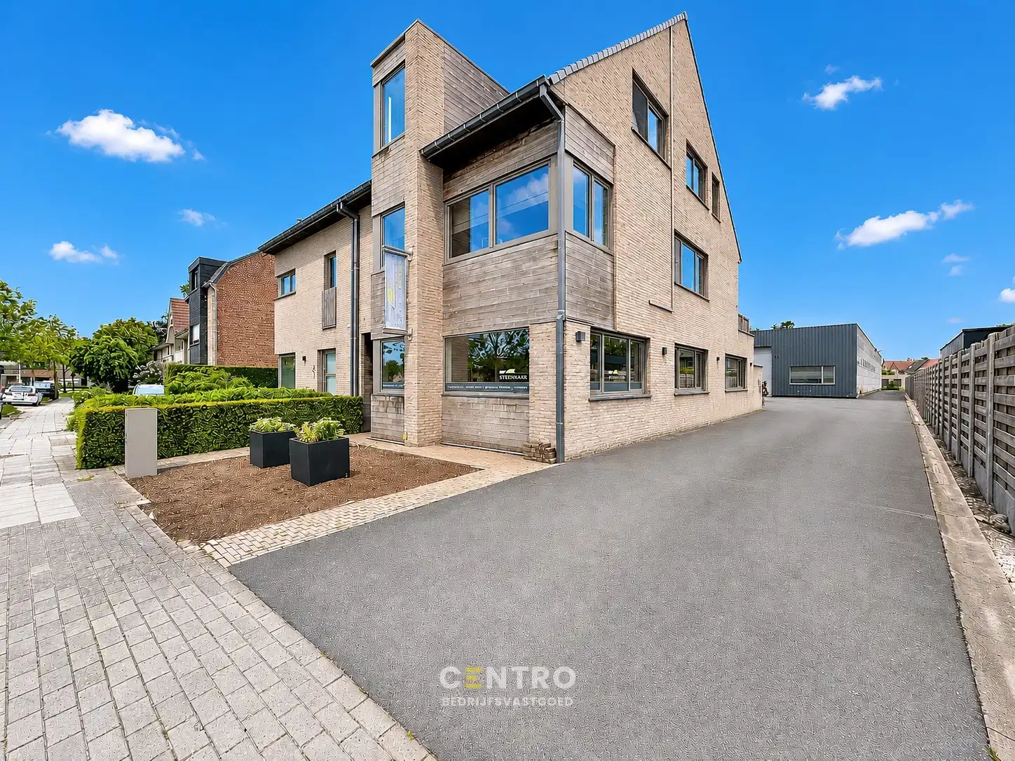 Strategisch gelegen BEDRIJFSPAND met magazijn, kantoren, verhuurd appartement & perceel bouwgrond (villa-bouw) nabij autosnelwegen te 8000 Brugge foto 3