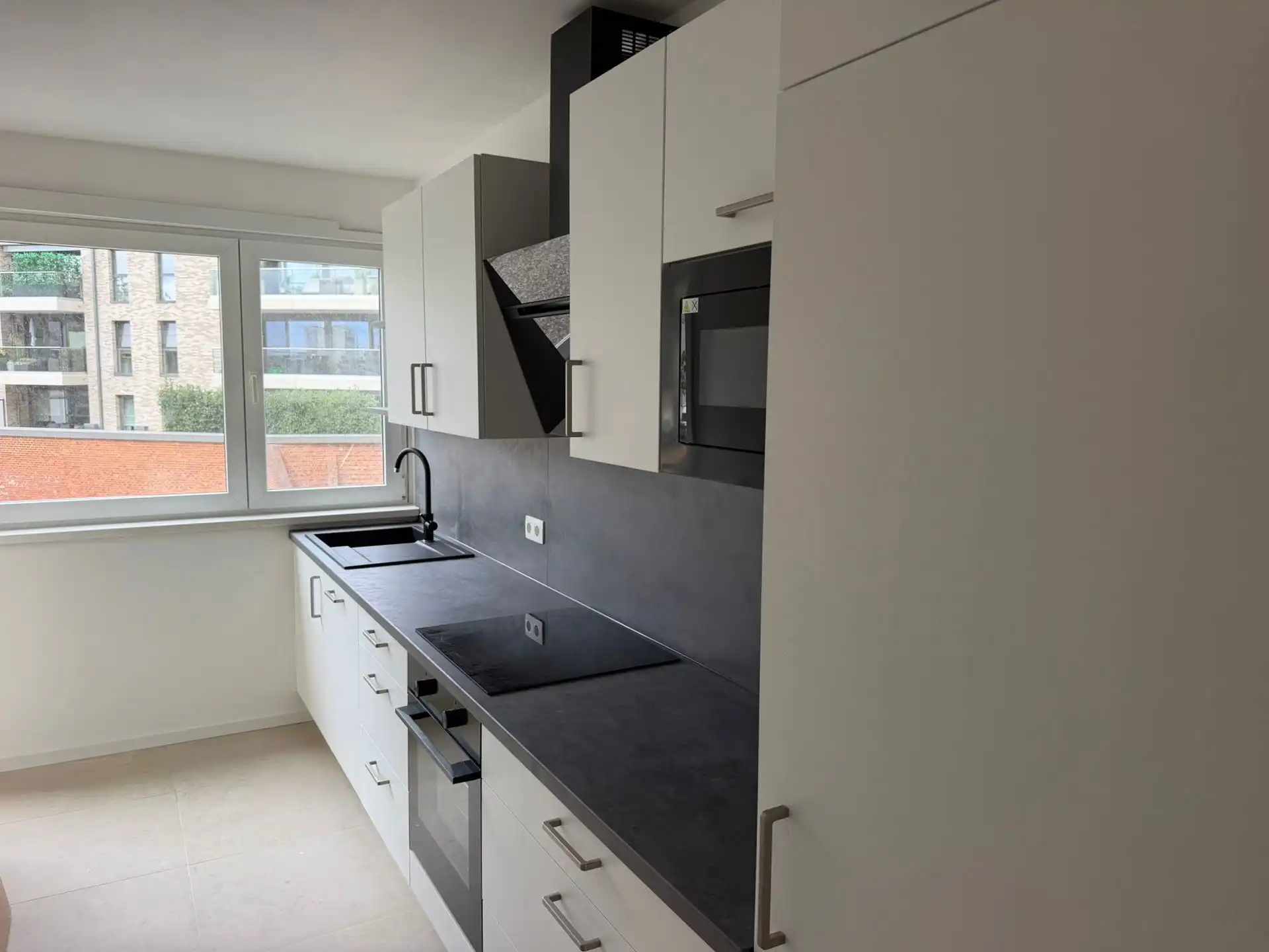 GENK te koop: gerenoveerd appartement met 2 slaapkamers foto 2