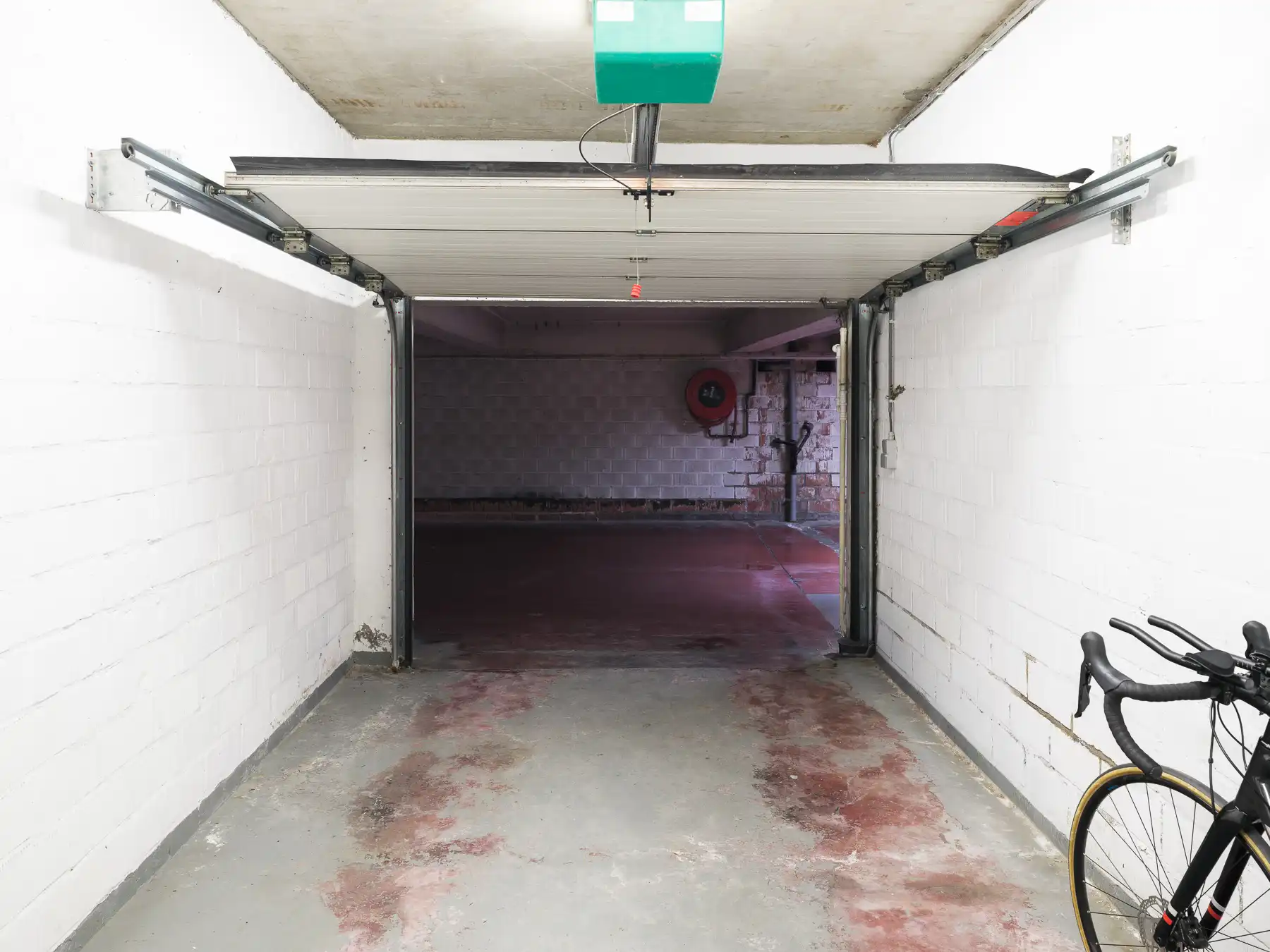 Hedendaags tweeslaapkamer appartement met garagebox foto 16