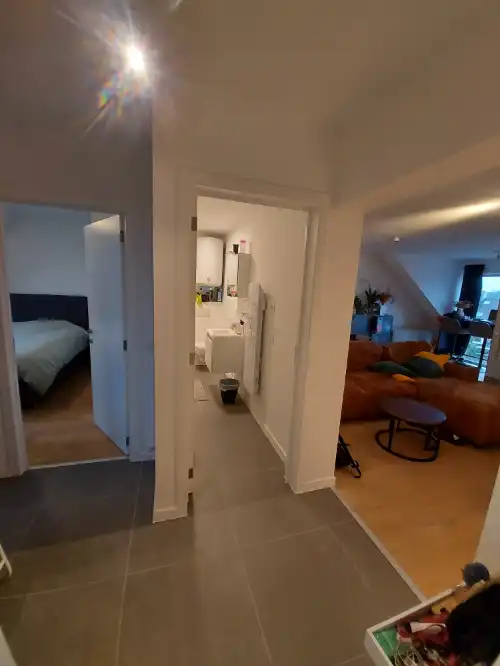 Lichtrijk en energiezuinig 2-slaapkamerappartement met lift, terras en kelderruimte foto 5