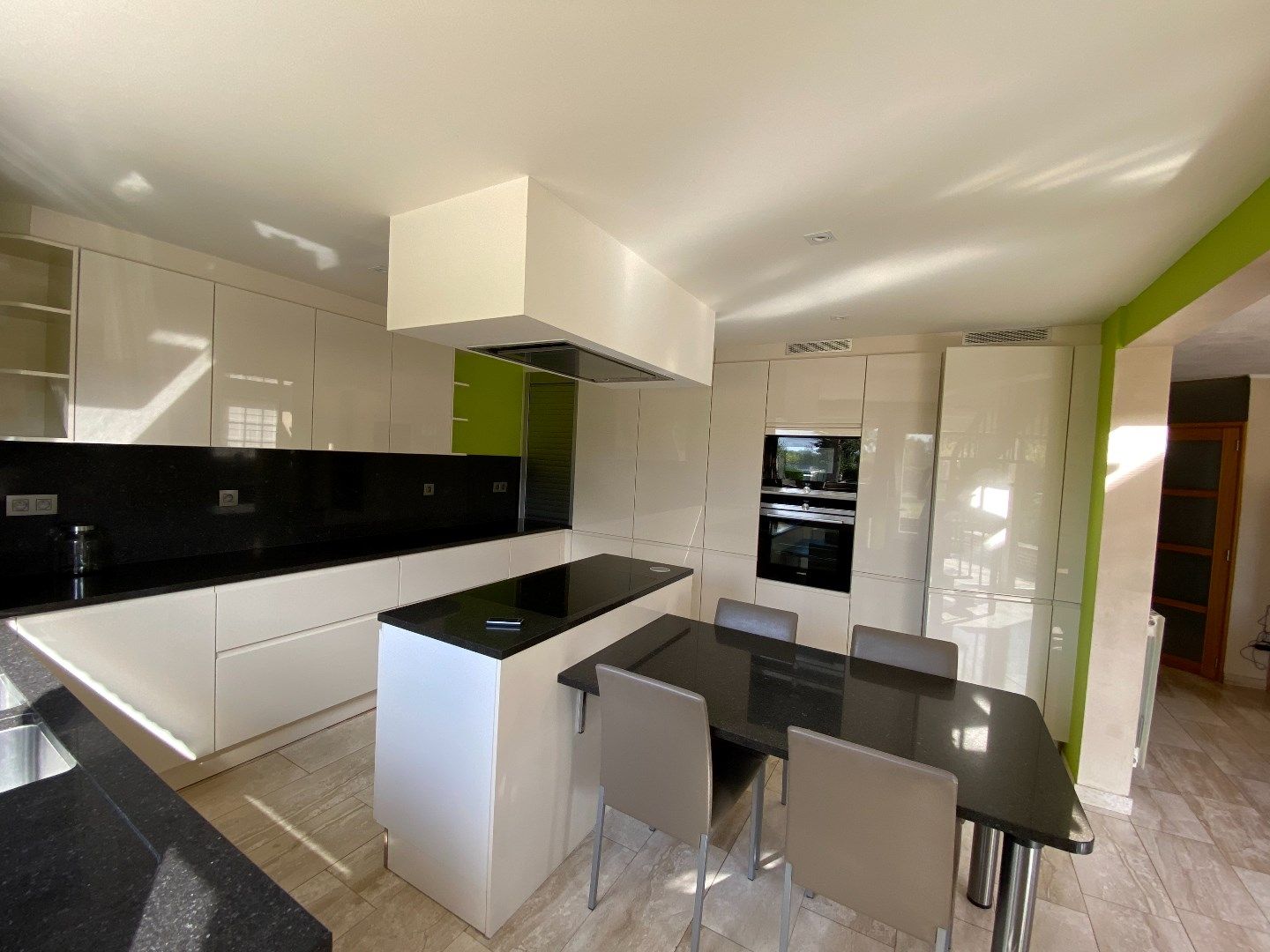 Alleenstaande woning met 4 slaapkamers en grote tuin foto 8