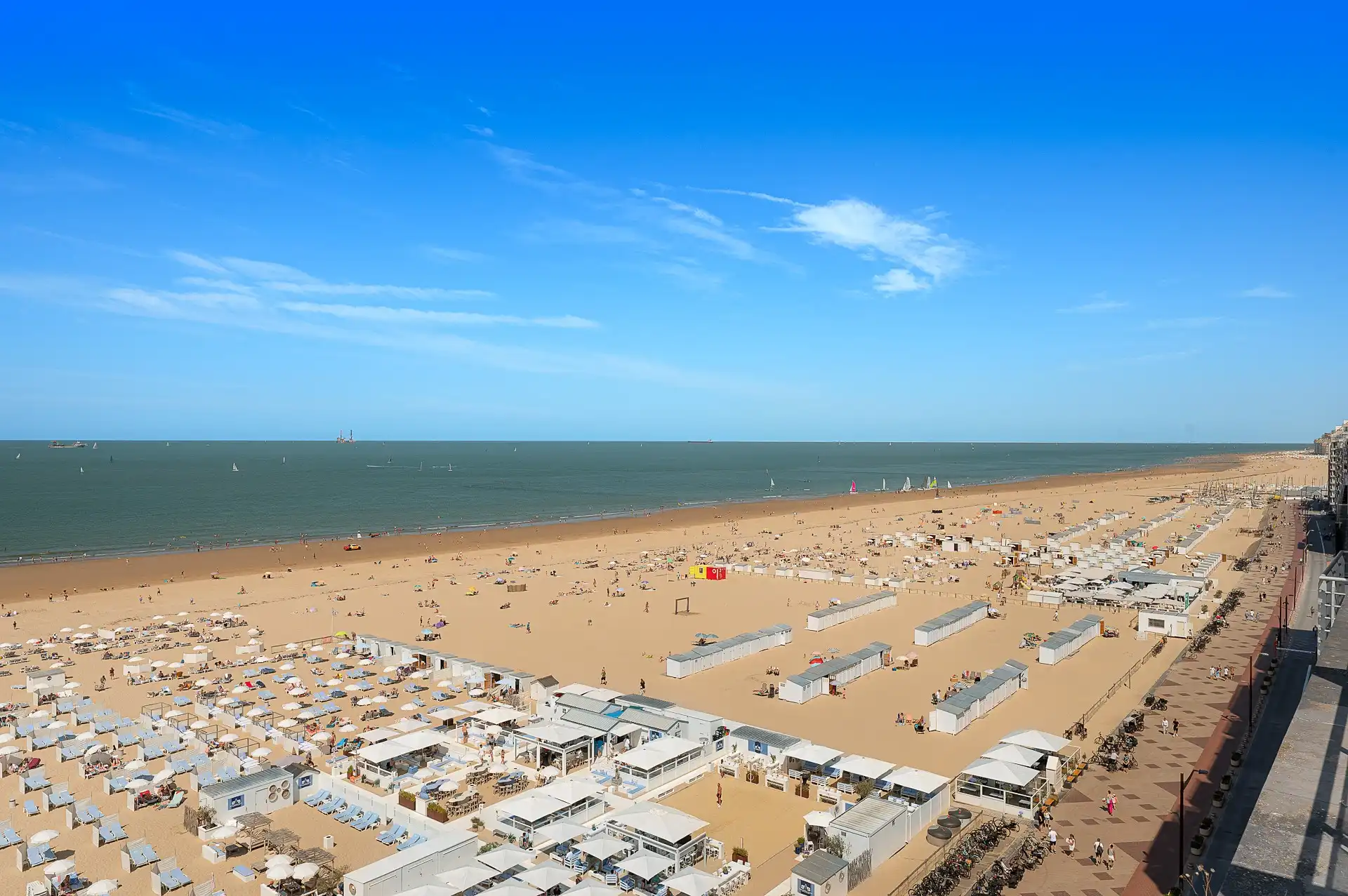 Prachtig gerenoveerd penthouse met panoramische zichten en zonnige ruime terrassen gelegen op de Zeedijk te Duinbergen foto 2