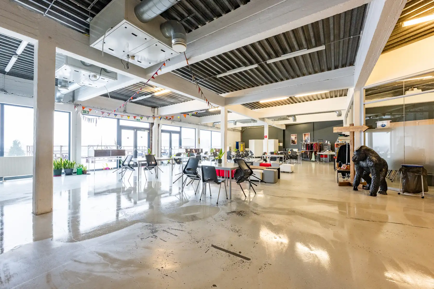 Ruim en veelzijdig bedrijfspand met parking en opslag foto 57