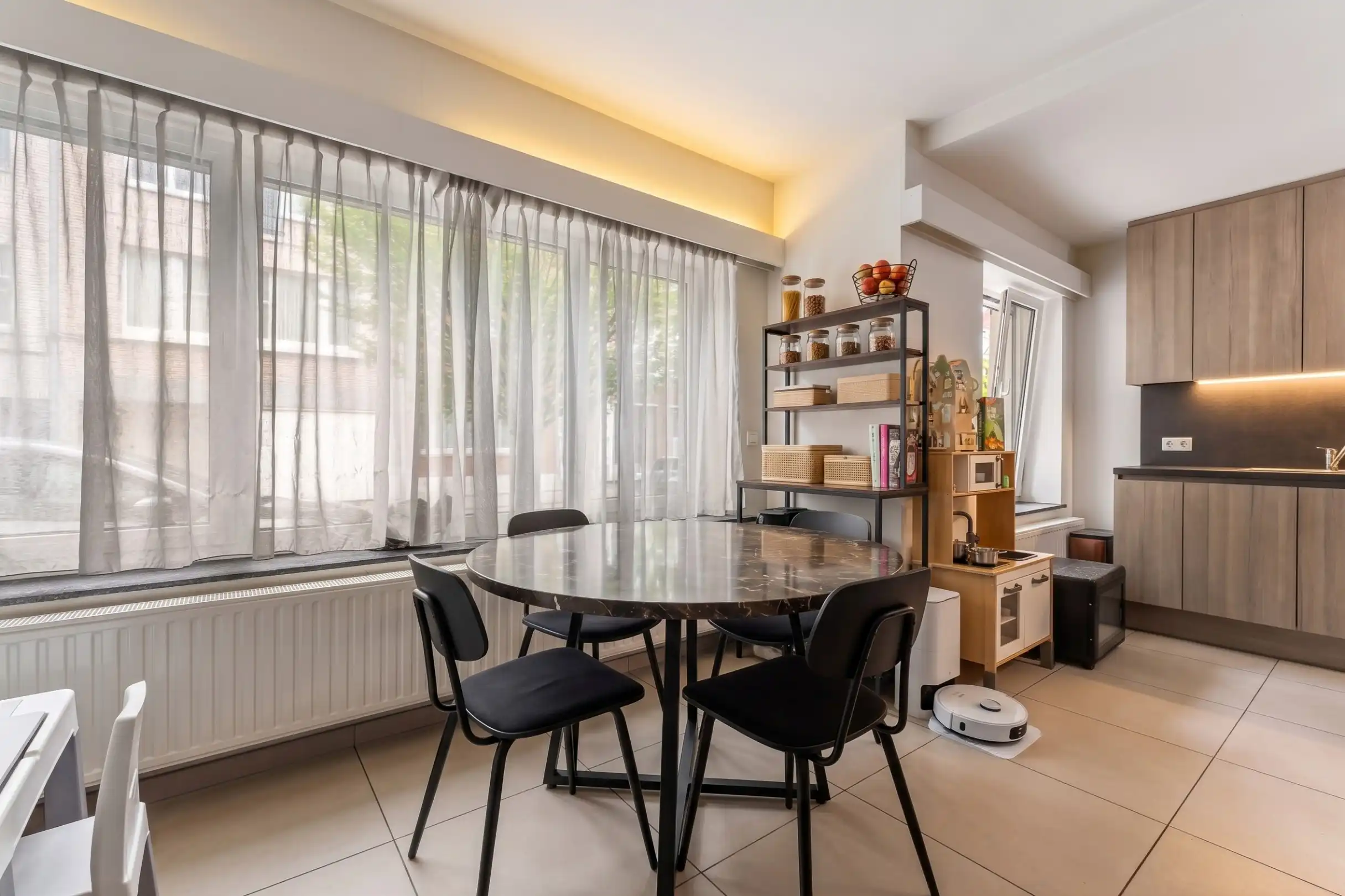 Instapklaar gerenoveerd gelijkvloers appartement met 2 ruime slaapkamers in hartje Hasselt foto 4