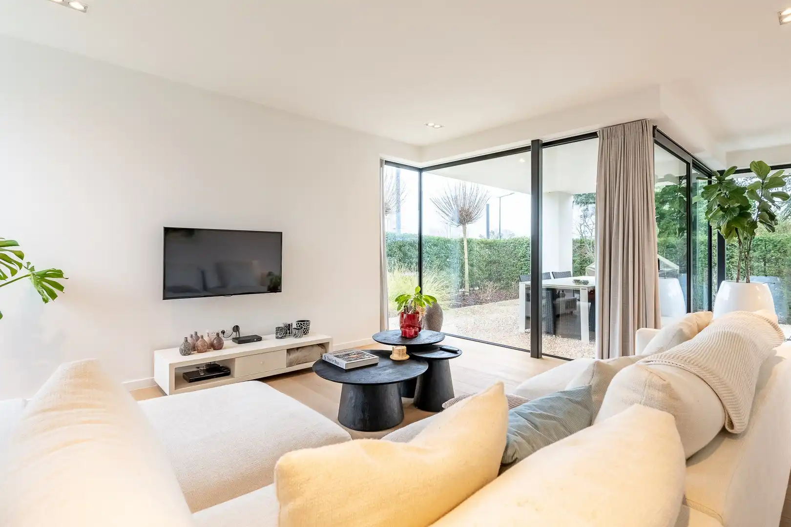 Prachtige hedendaagse villa met zonnige tuin en terrassen op fietsafstand van de zee. foto 4