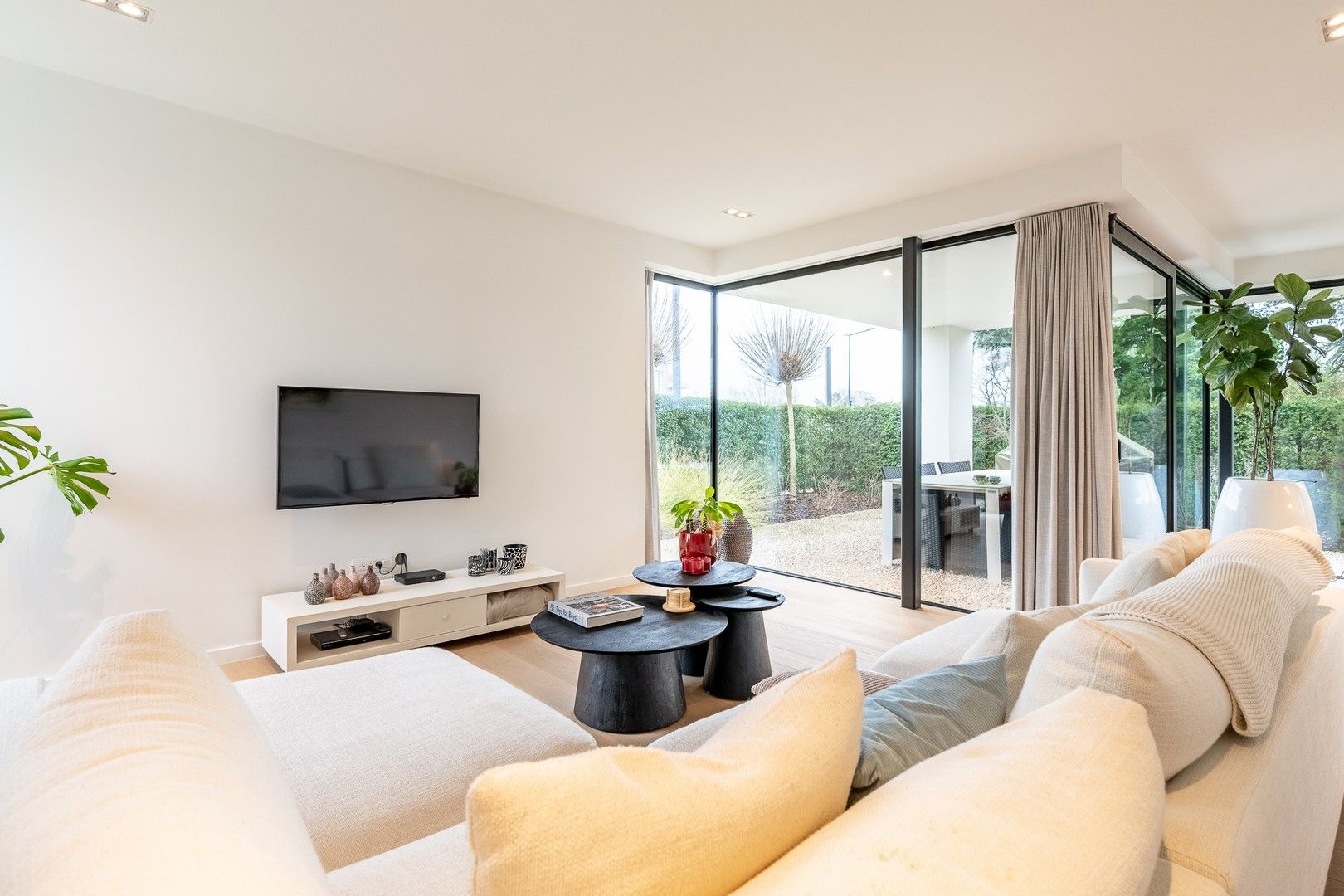 Prachtige hedendaagse villa met zonnige tuin en terrassen op fietsafstand van de zee. foto 4