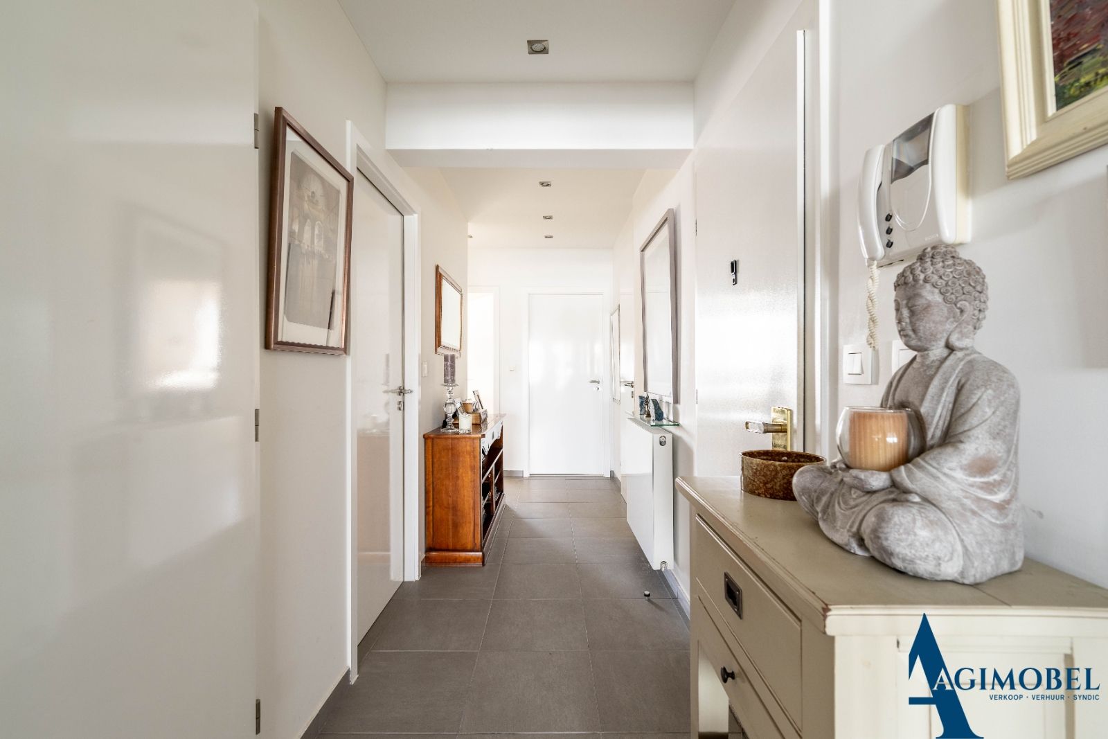 Stijlvol 2-slaapkamer appartement met royale gevelbreedte van 6,75 m, pal op de Lippenslaan. foto 2