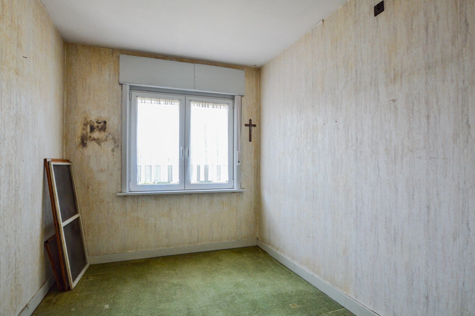 Te renoveren rijwoning in hartje Eernegem foto 8