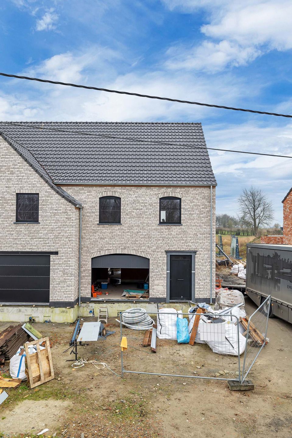 Halfopen nieuwbouwwoning op een prachtig perceel foto 2