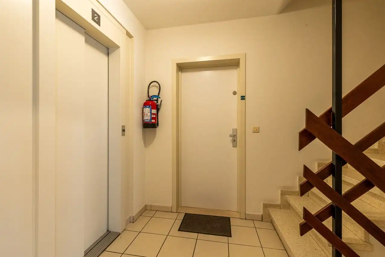 Vernieuwd app, twee slaapkamers, terras en garage foto 26
