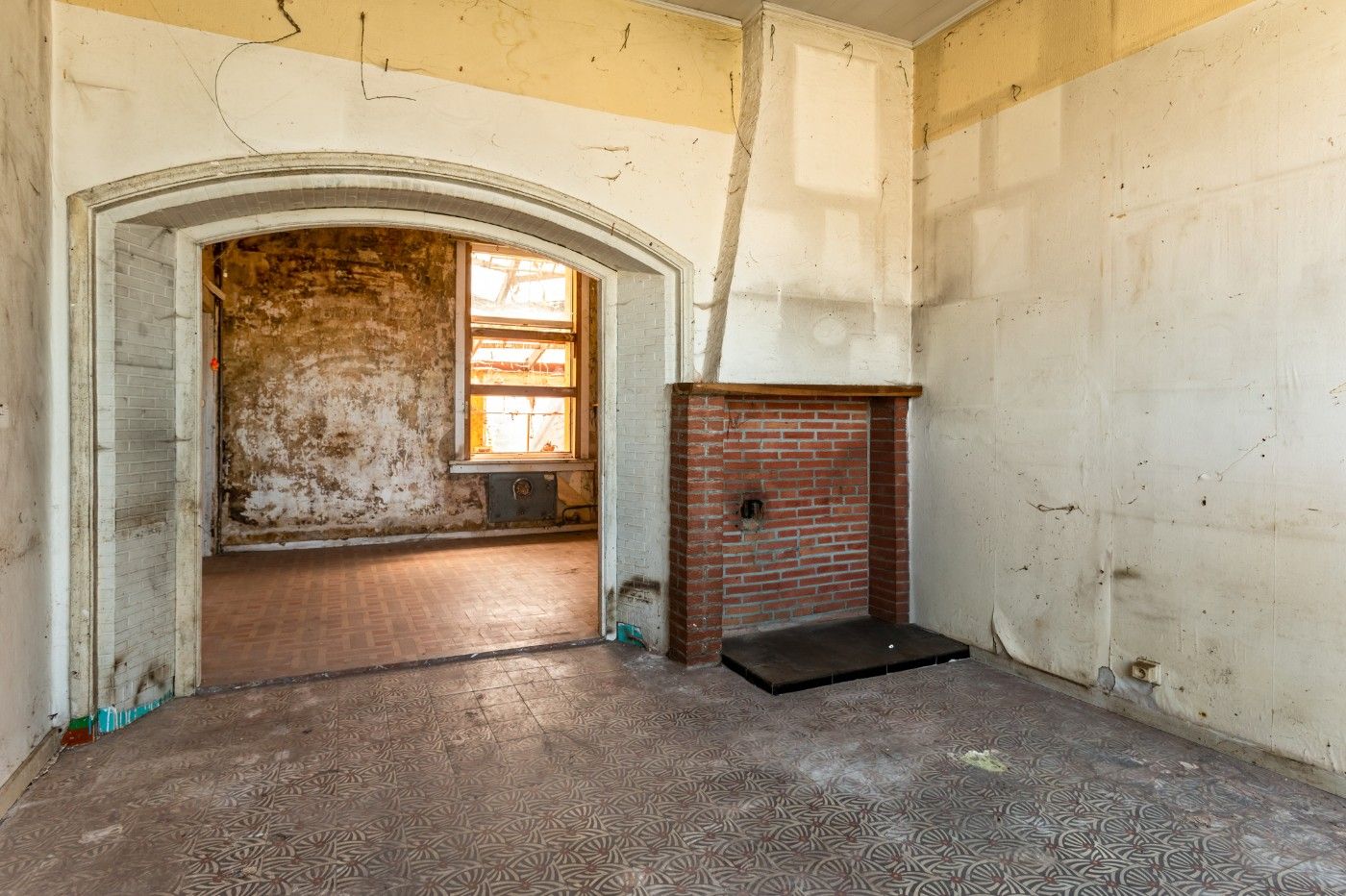 Ruime, volledig te renoveren woning met 4 slpk. en tuin in centrum Stabroek foto 3
