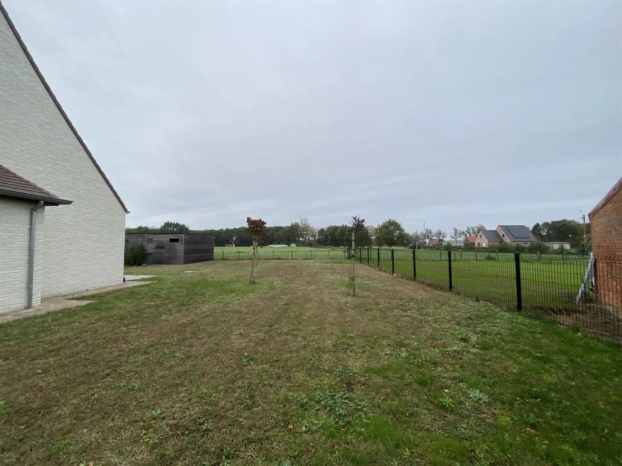Mooi afgewerkte halfopen woning met 4 slaapkamers en inpandige garage foto 24