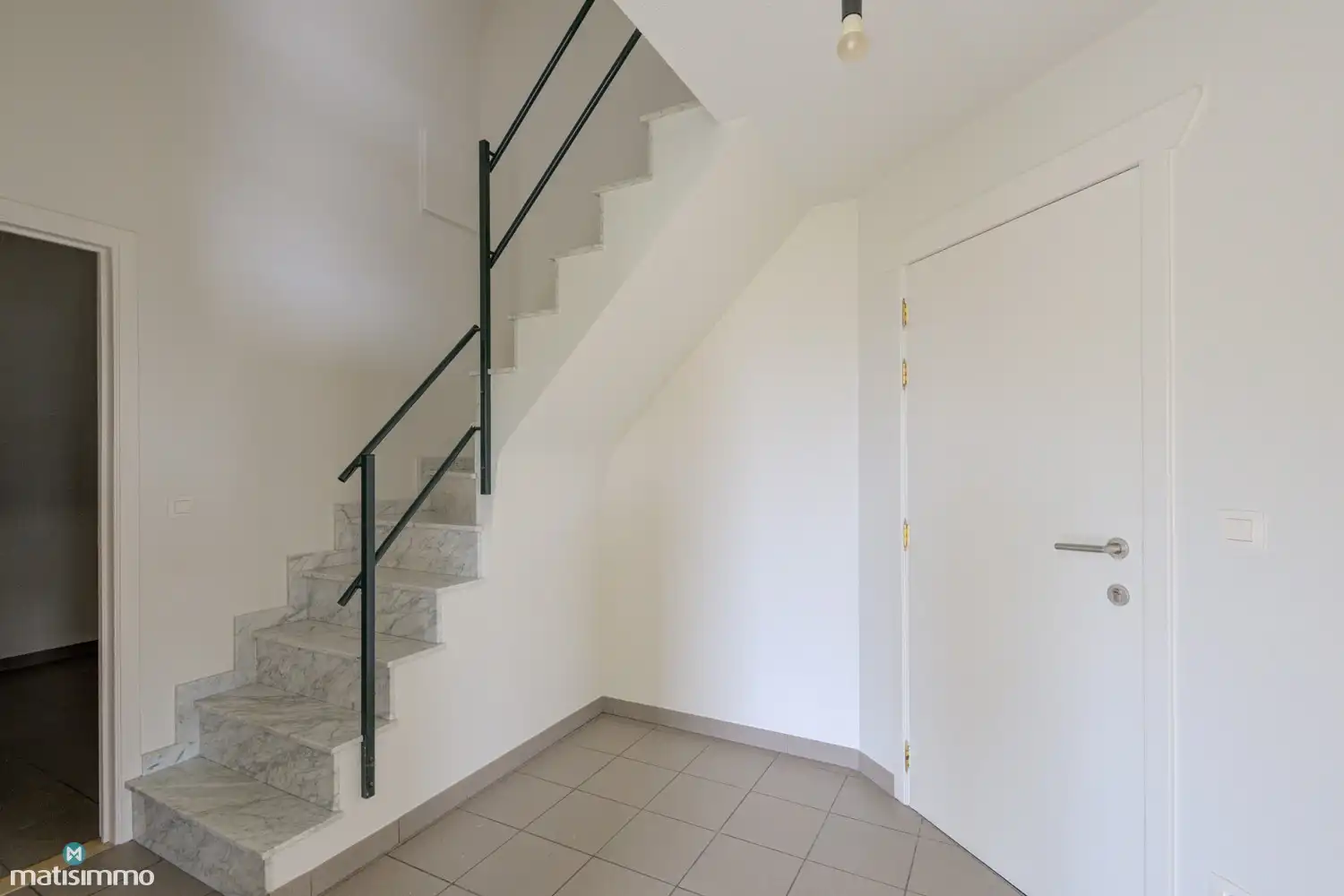 INSTAPKLAAR DUPLEXAPPARTEMENT MET 2 SLAAPKAMERS EN GARAGE NABIJ HET CENTRUM VAN BILZEN foto 2