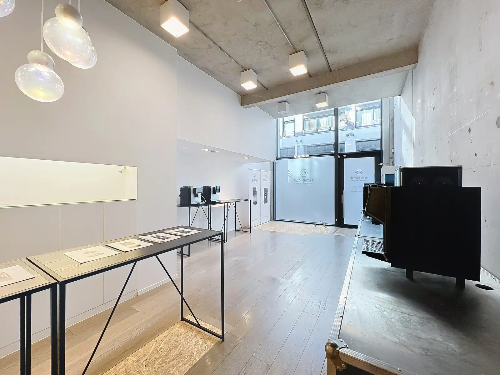 Moderne LICHTRIJKE handelsruimte TE HUUR in de stijlvolle Delaerestraat. foto 3