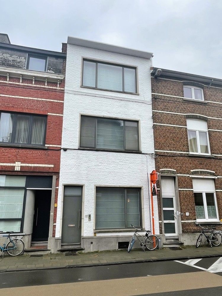 Ruime stadswoning met tuin, garage en staanplaats in centrum Leuven foto {{pictureIndex}}