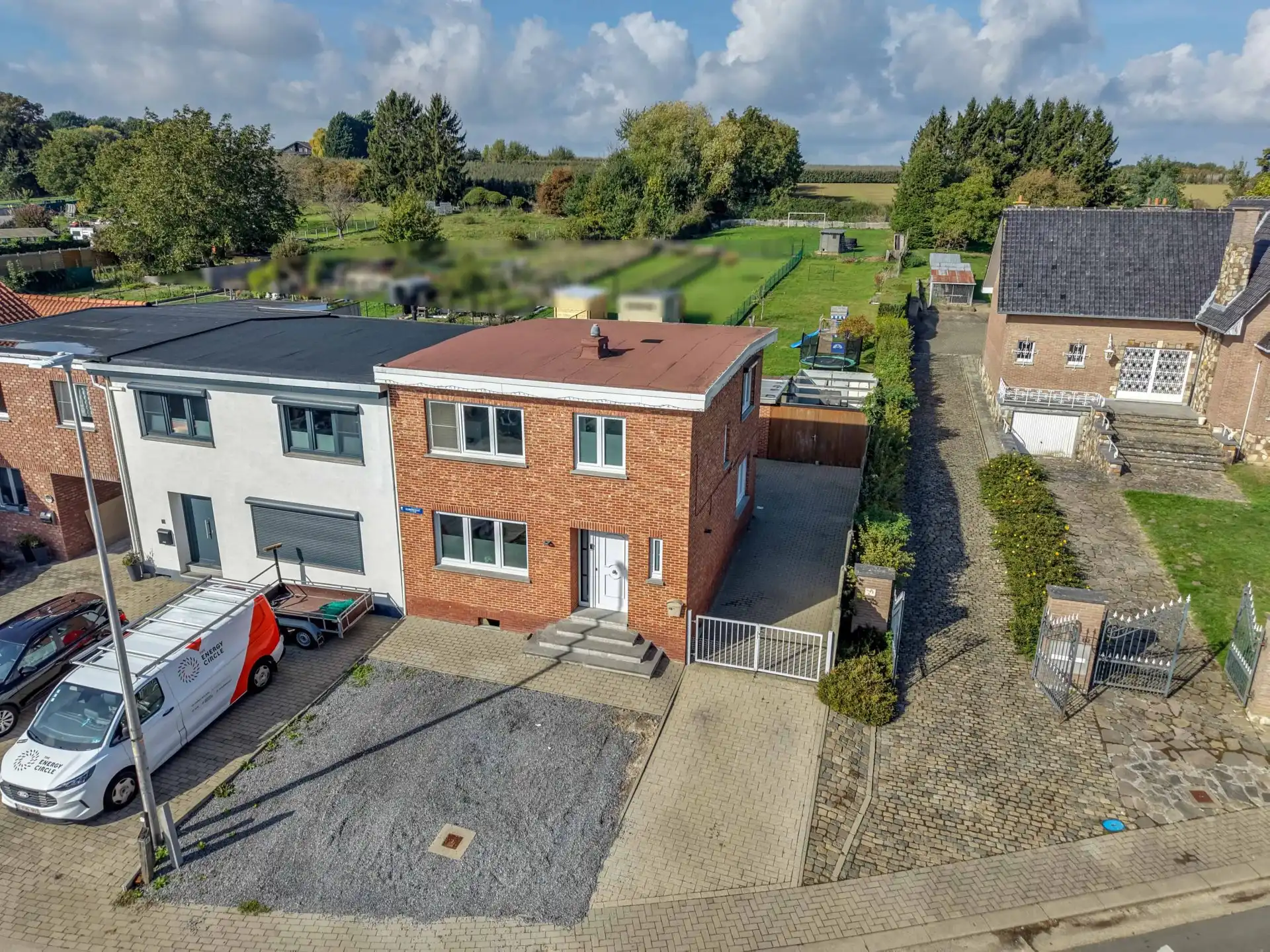 Ruime gezinswoning met drie slaapkamers foto 3