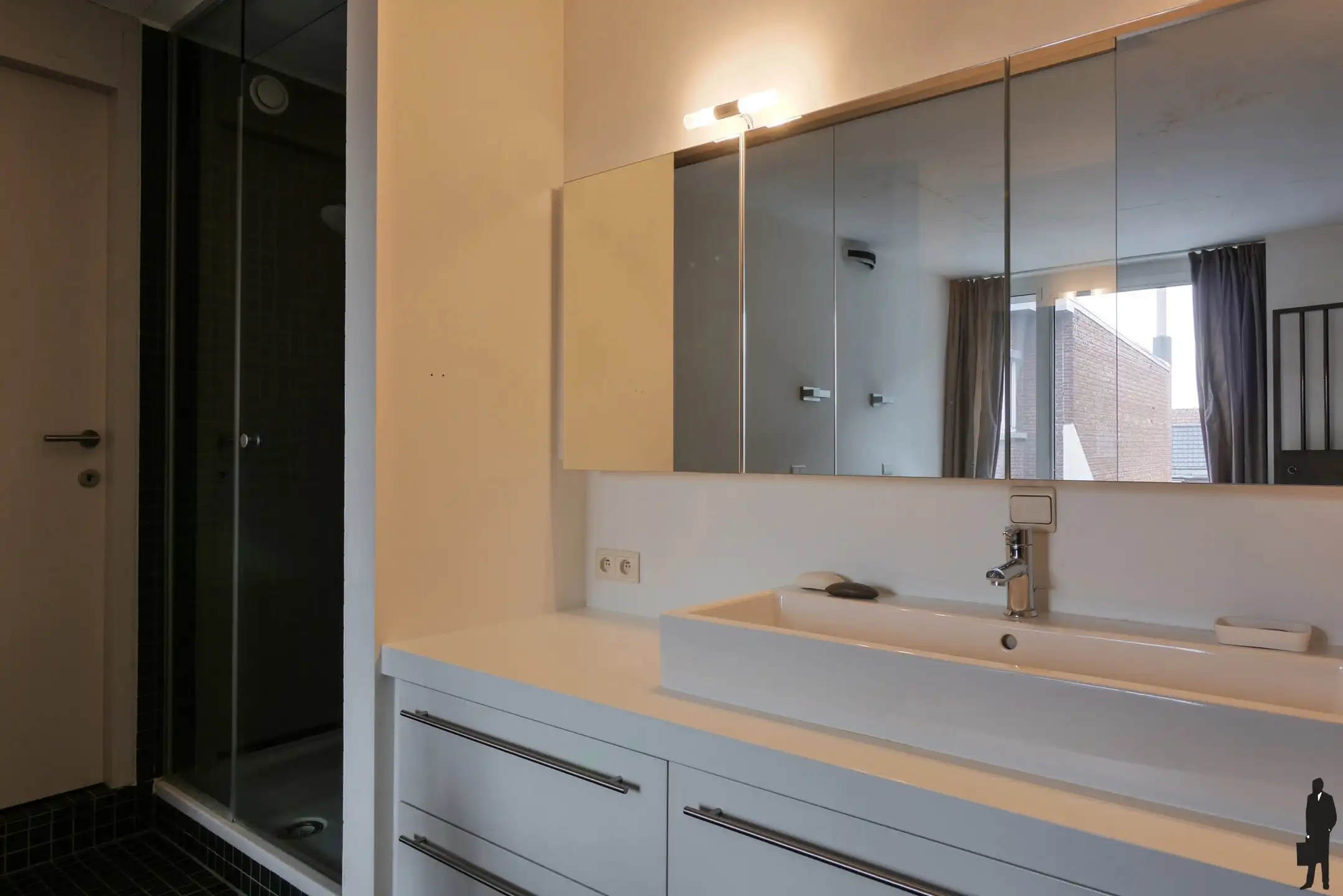 Stijlvol bemeubeld appartement van 97m² met unieke bankkluis foto 12