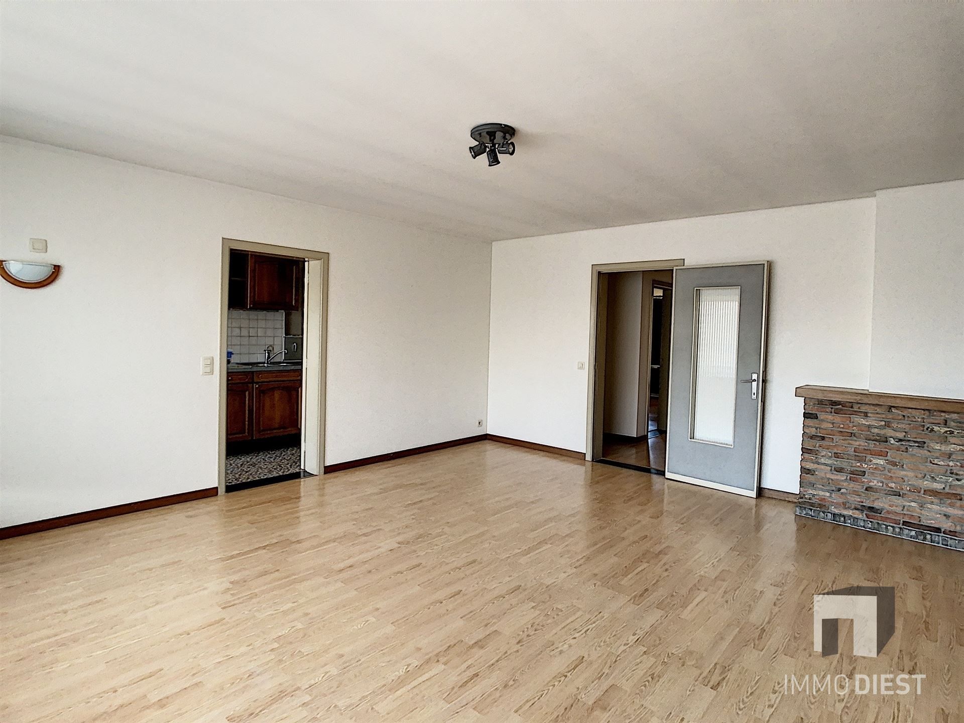 Zeer goed gelegen appartement op de 2de verdieping vlakbij winkels, scholen en station!   foto 3