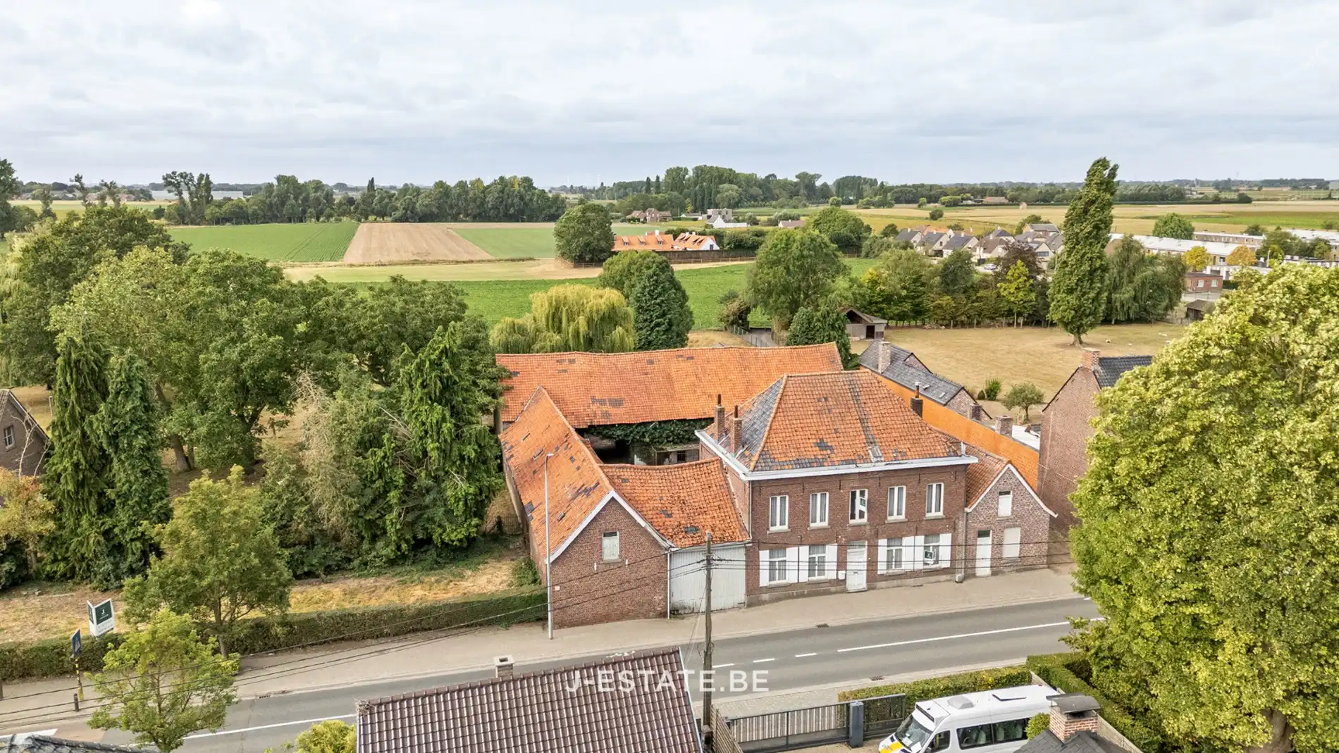 Authentieke vierkantshoeve met binnenplaats, bijgebouwen en prachtig uitzicht foto 2