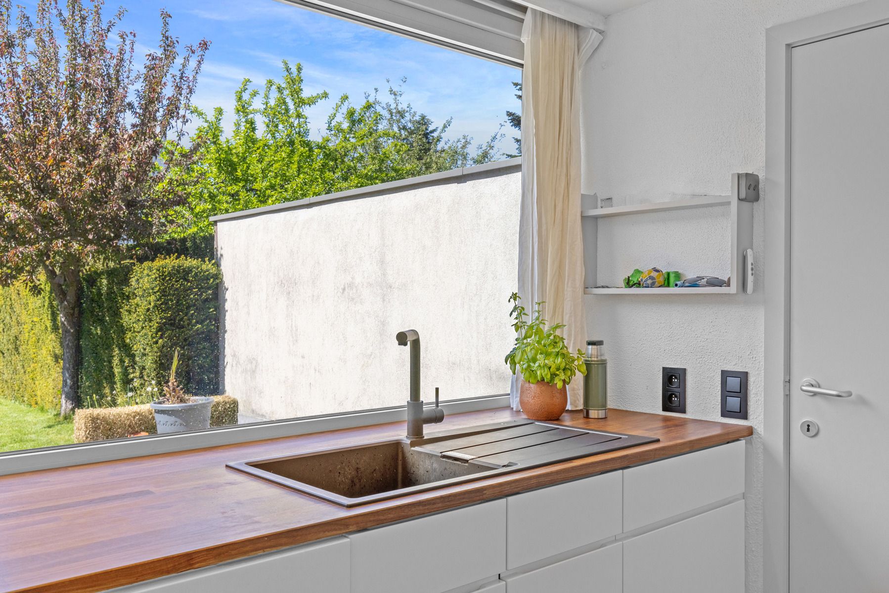Ruime woning met nieuwe keuken, tuin & dubbele garage foto 9