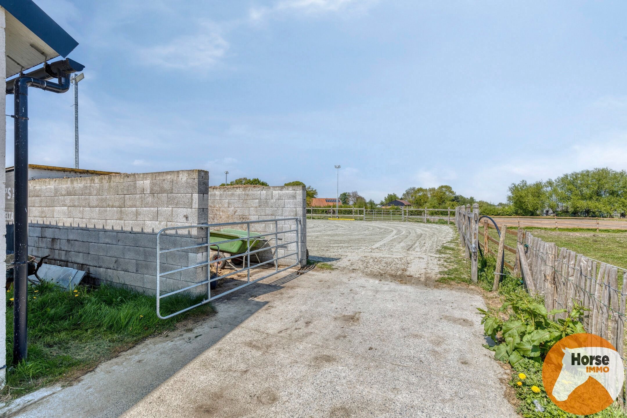 TORHOUT - Recente HOB met paardenstallen foto 26
