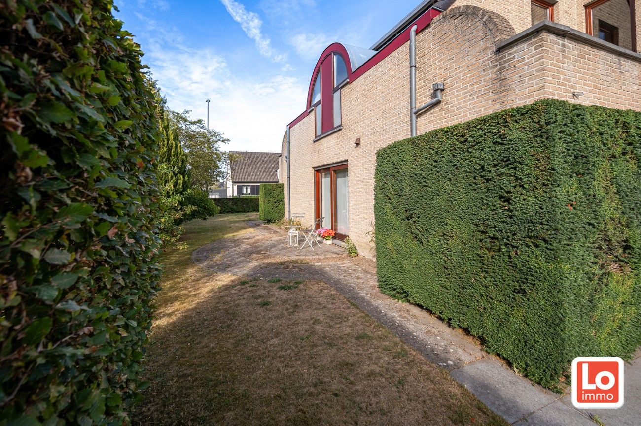 Ruime degelijke alleenstaande woning met afzonderlijke garage en carport op een makkelijk bereikbare locatie in Lokeren! foto 17