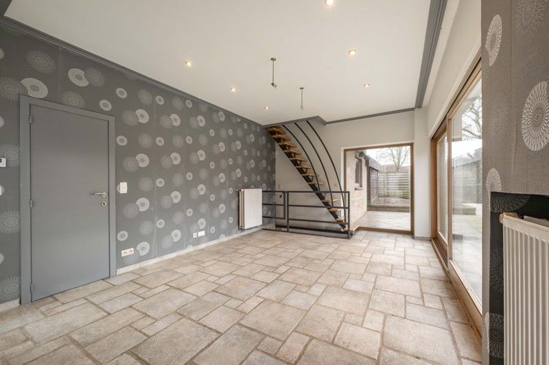 Instapklare halfopen woning met 4 slaapkamers en zonnige tuin TE KOOP in Oostrozebeke! foto 5