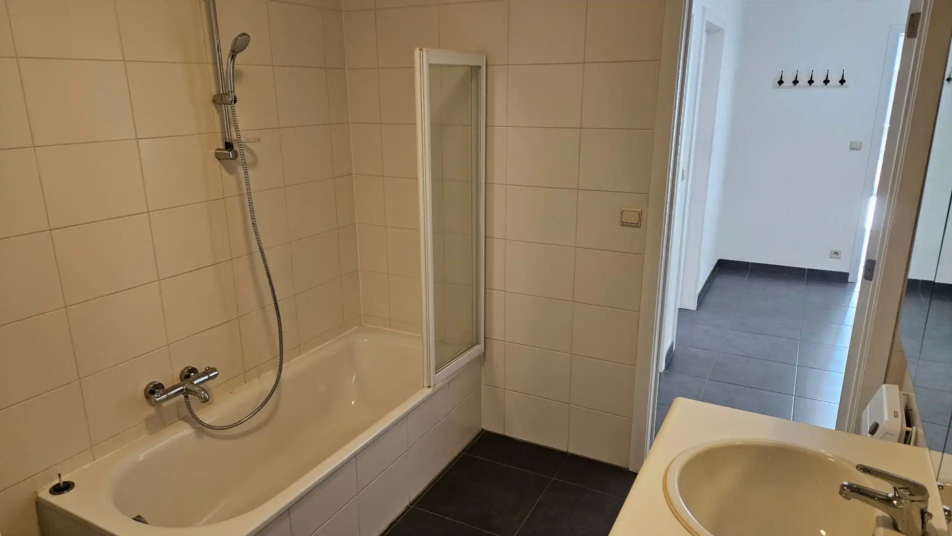 Ruim appartement met 2 slk, terras en garage foto 16