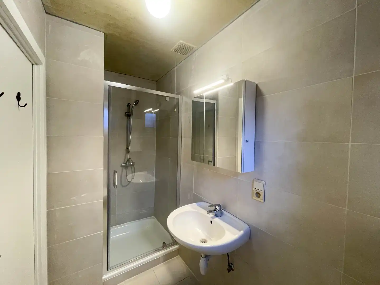 Gerenoveerde woning met 2 slaapkamers, terras, garage & staanplaats te Roeselare! foto 9