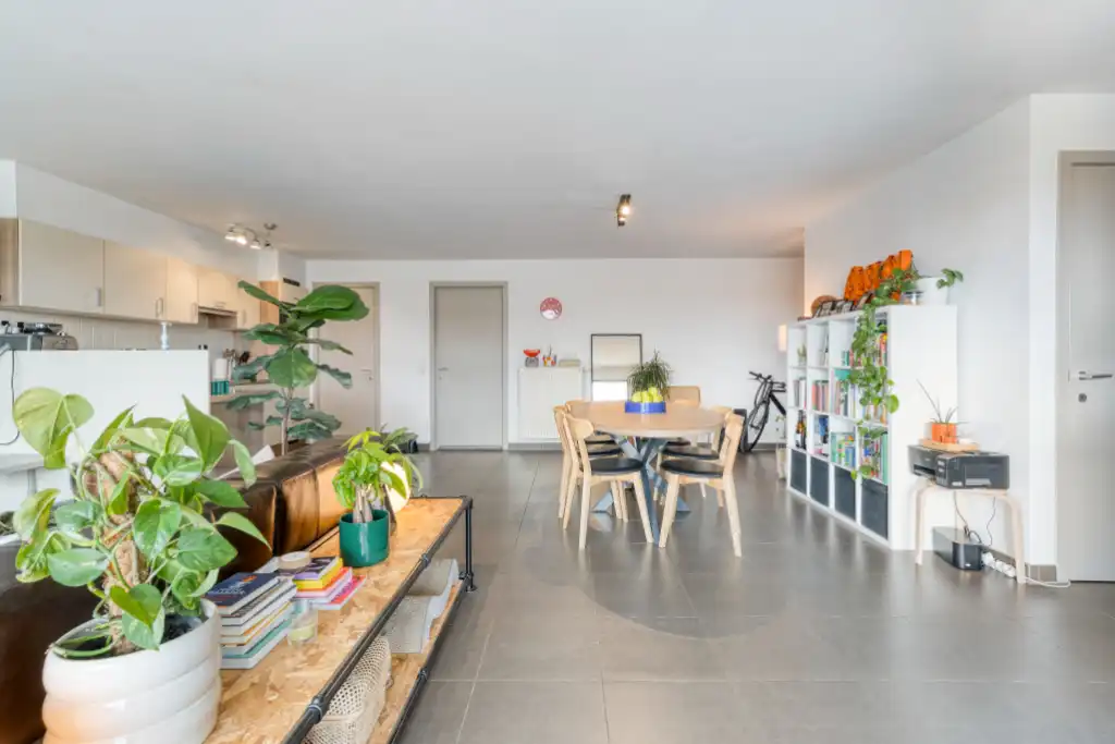 Ruim 3-slaapkamerappartement met zuidgericht terras en open zichten. foto 2