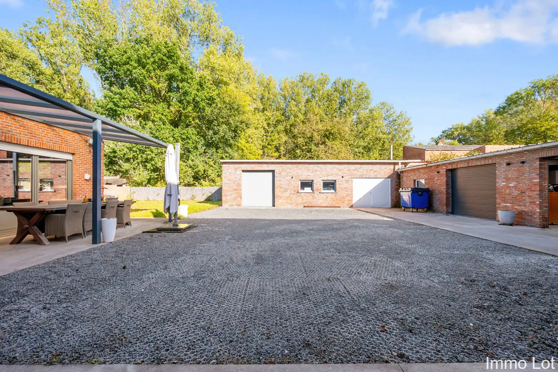 Woning met groot magazijn, dubbele garage en apart bureau foto 16
