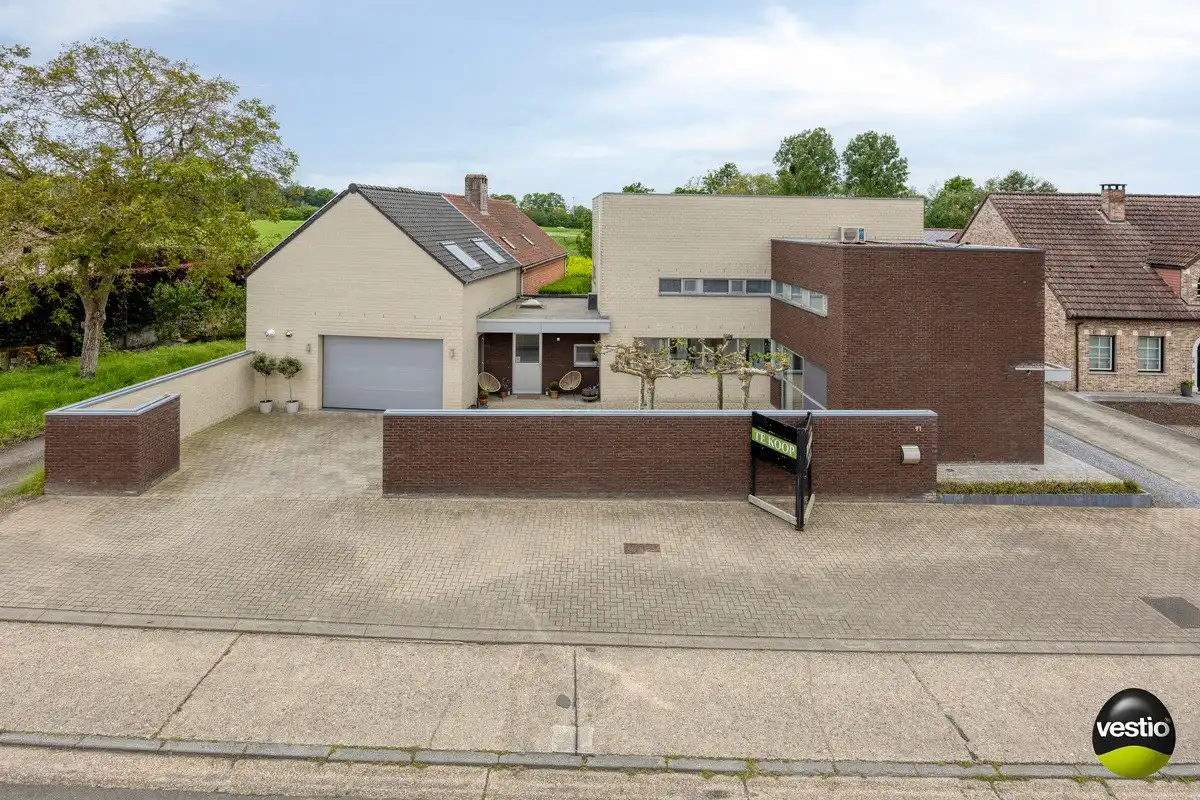 TIJDLOZE MODERNE WONING OP 10A73CA TE HOESELT. foto {{pictureIndex}}