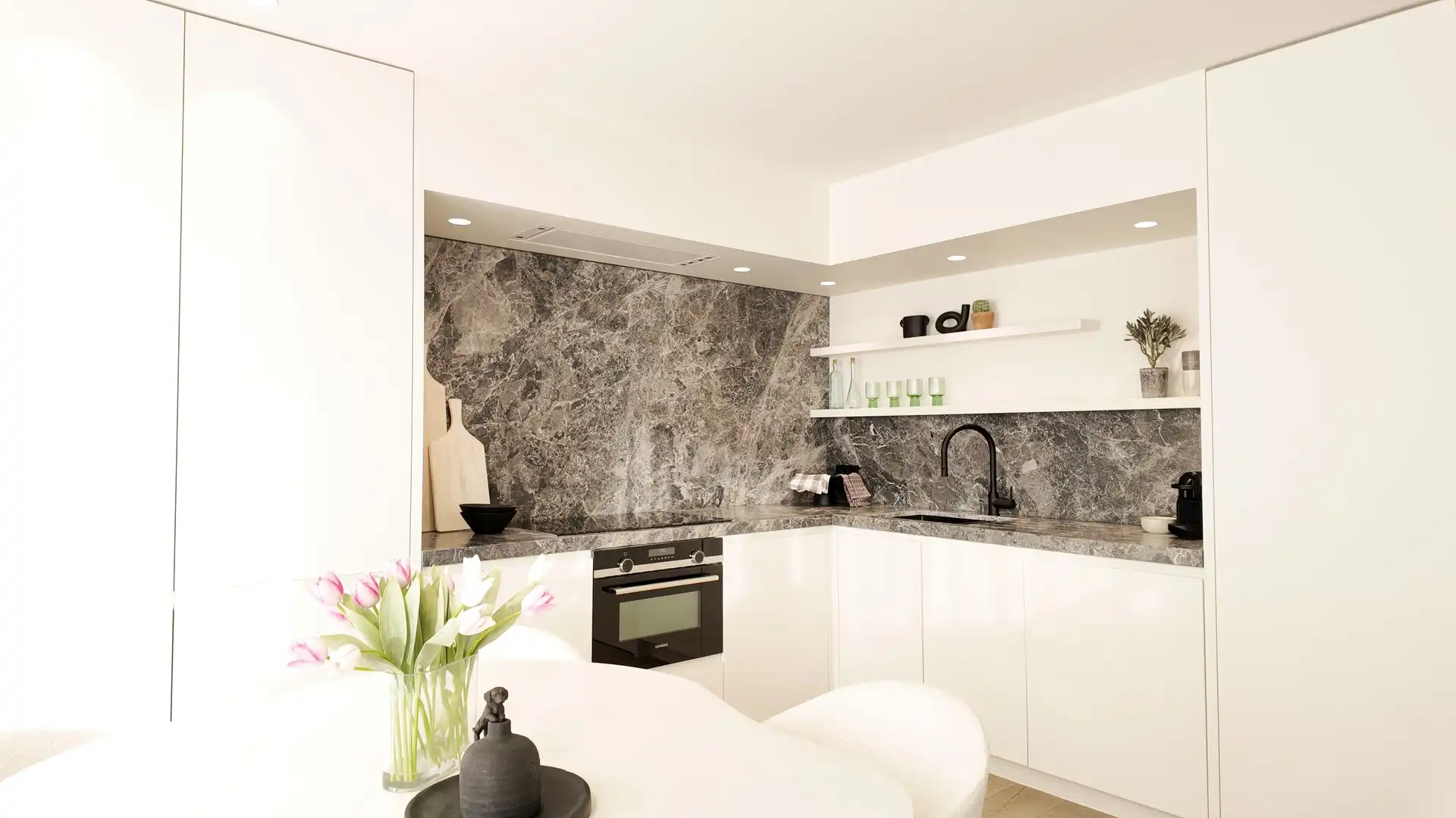 Gemeubeld: gerenoveerd appartement vlakbij de zeedijk met prachtige terrassen foto 2