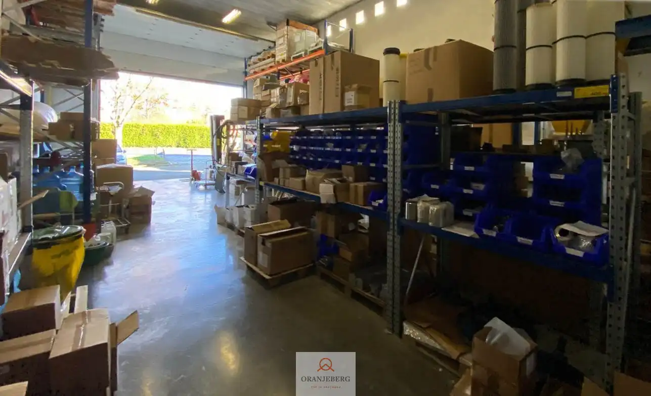 Magazijn met kantoor en woonst foto 4