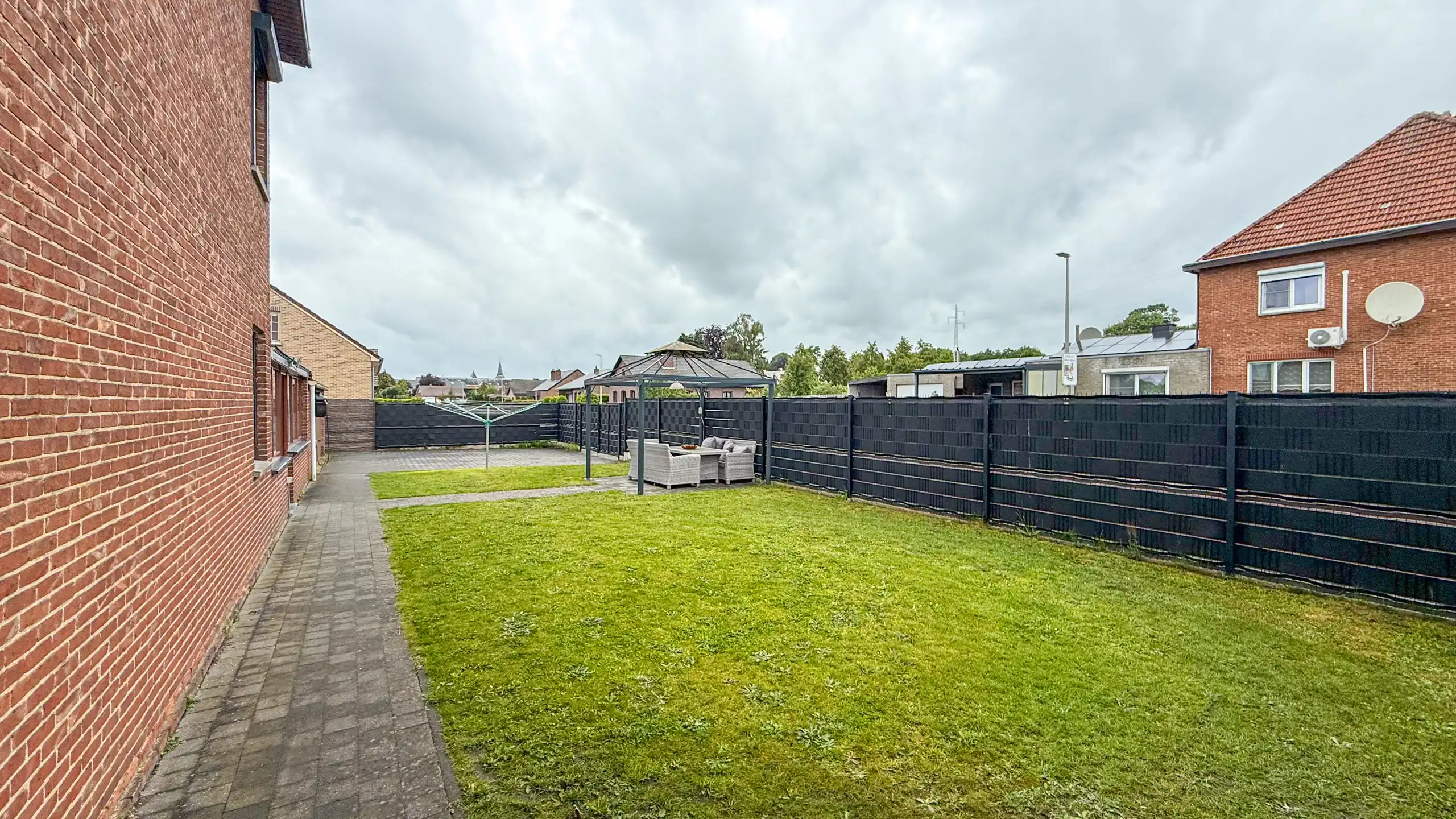 Halfopen woning met tuin en dubbele garage in H-Z! foto 8
