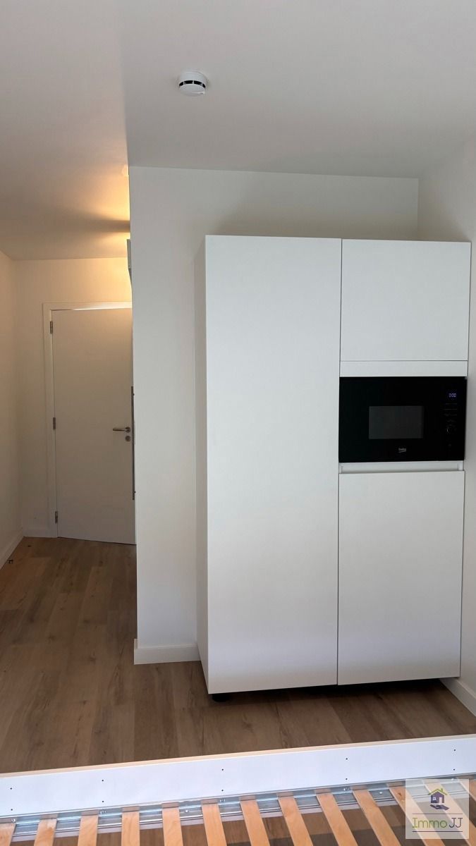 Gemeubelde studentenkamer met eigen sanitair foto 3