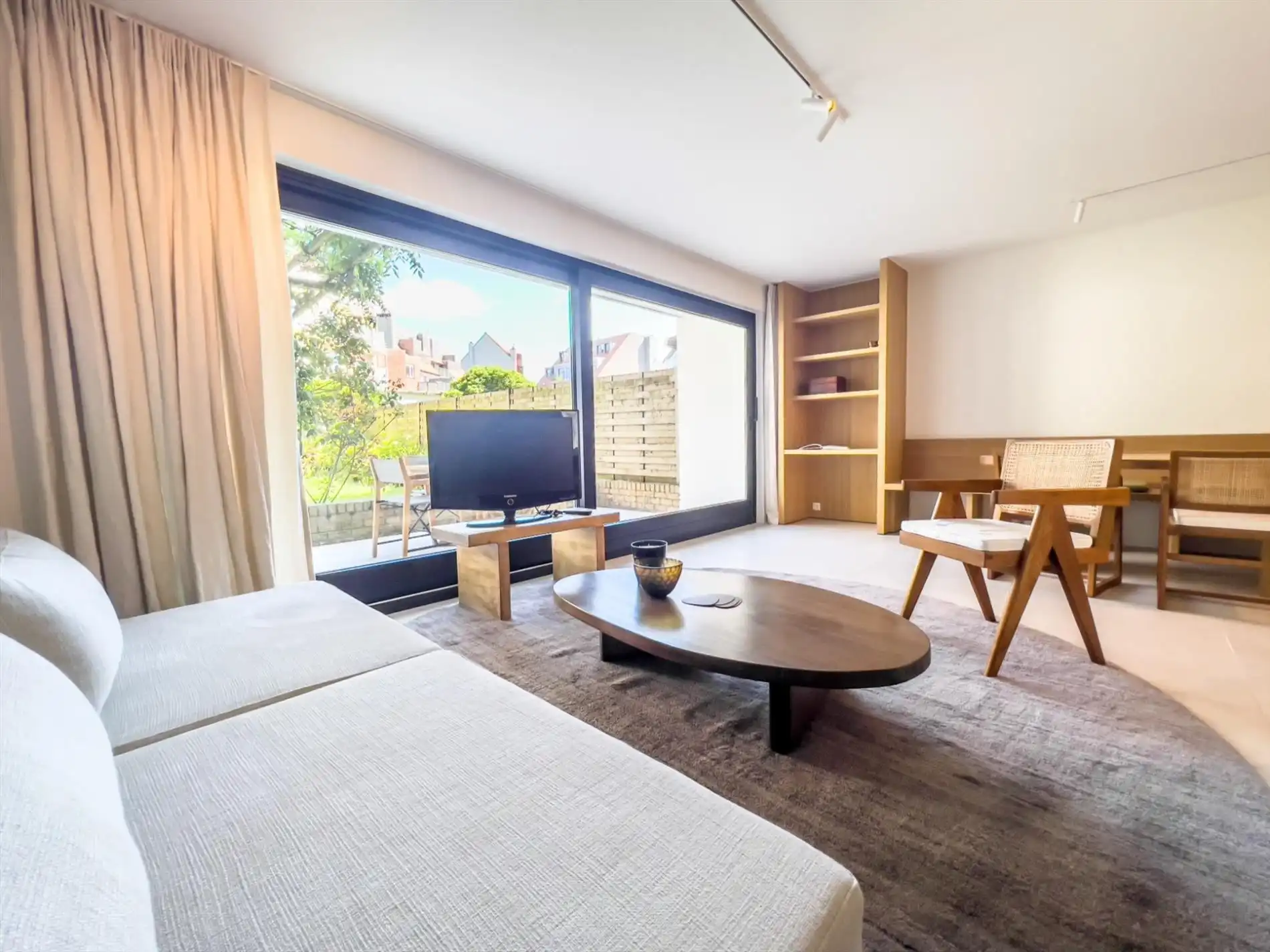 Prachtig gerenoveerd gelijkvloersappartement met zuidgerichte tuin, centraal gelegen op de Dumortierlaan vlakbij het Driehoeksplein.  foto 2