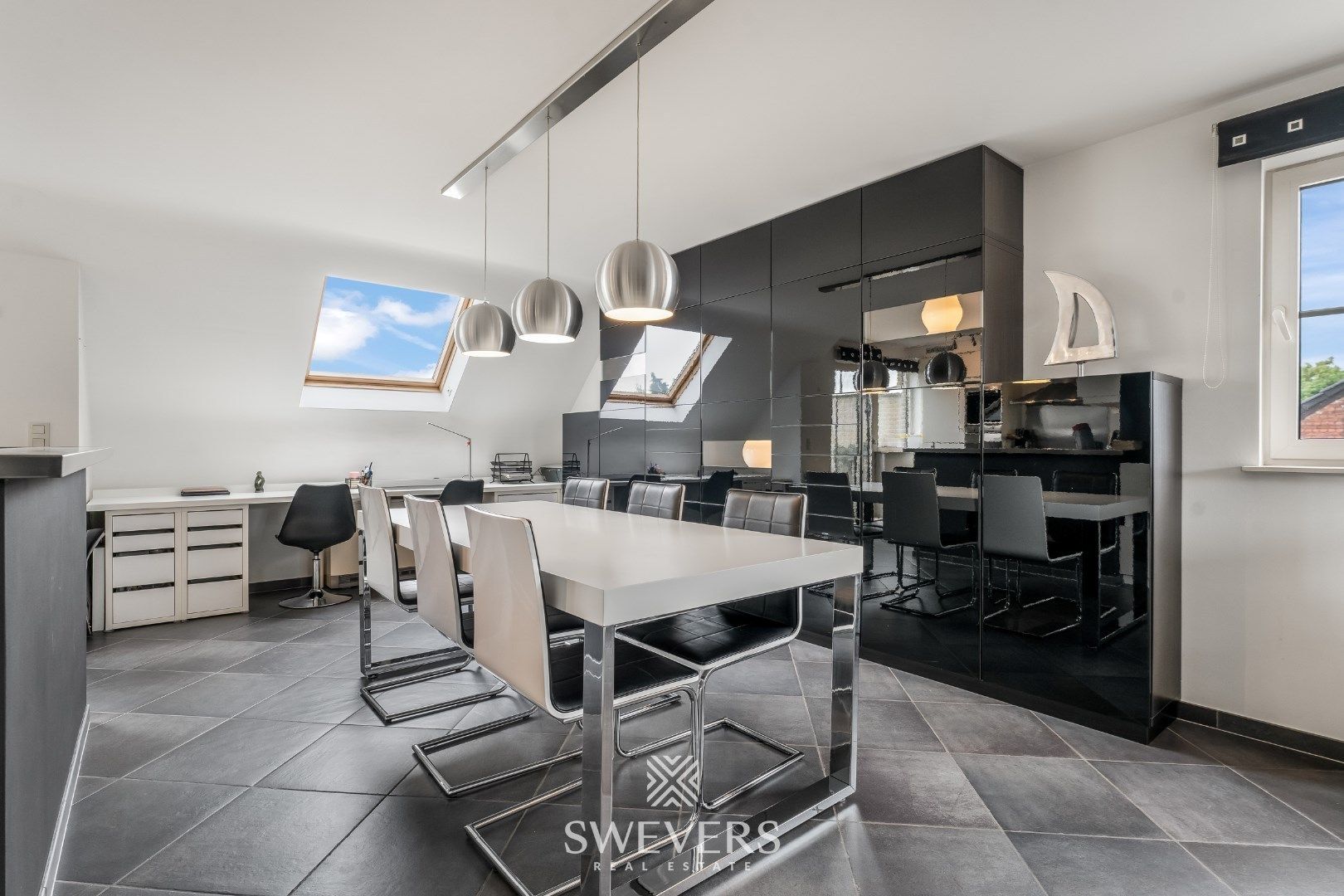 Ruim duplex appartement met 2 slaapkamers en garage foto 11