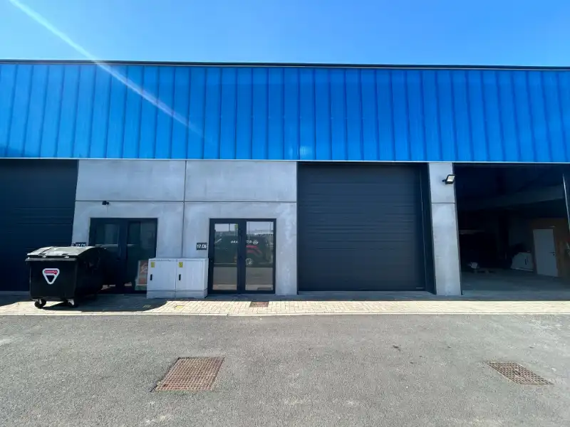 Magazijnruimte van 88 m² met mezzanine (±35 m²) en parking in Evergem foto {{pictureIndex}}