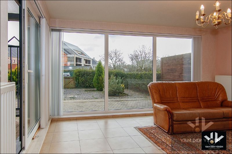 Zeer ruim, lichtrijk en instapklaar gelijkvloers appartement met tuin en gedeeltelijk overdekt terras in het centrum van Kortessem foto 7
